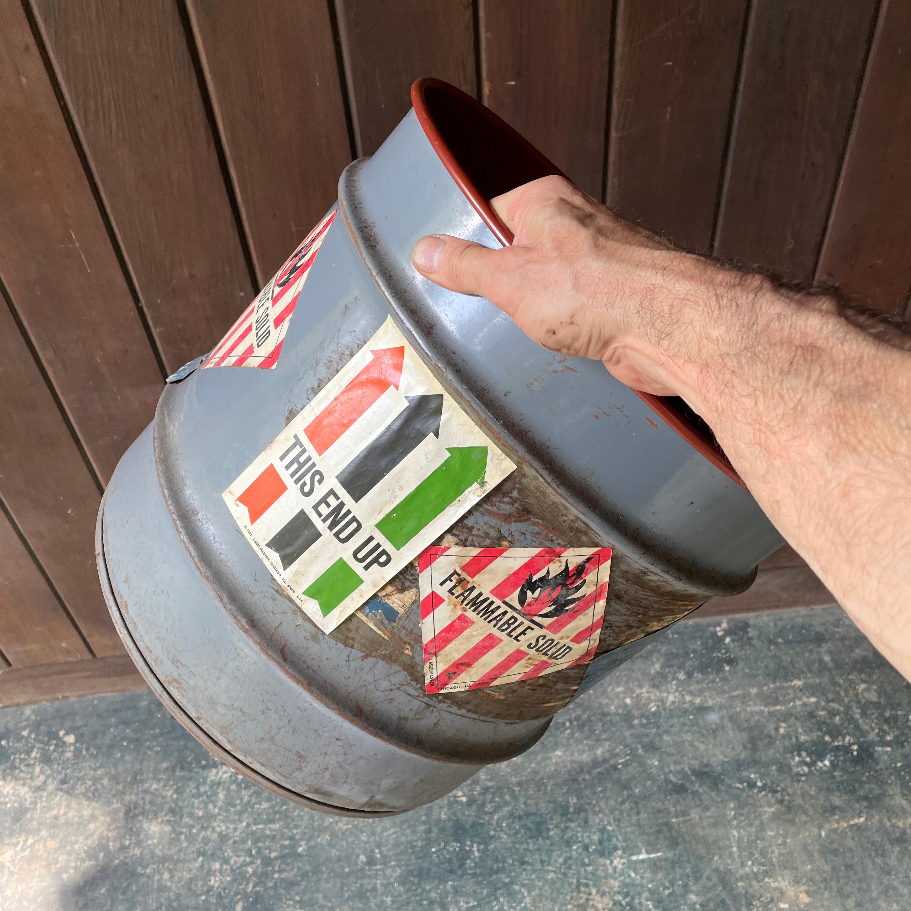 Garage d'epoca del 1970 Officina per auto Vascello colorato Regali Man Cave Barile di olio in vendita 7