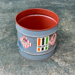 Garage d'epoca del 1970 Officina per auto Vascello colorato Regali Man Cave Barile di olio