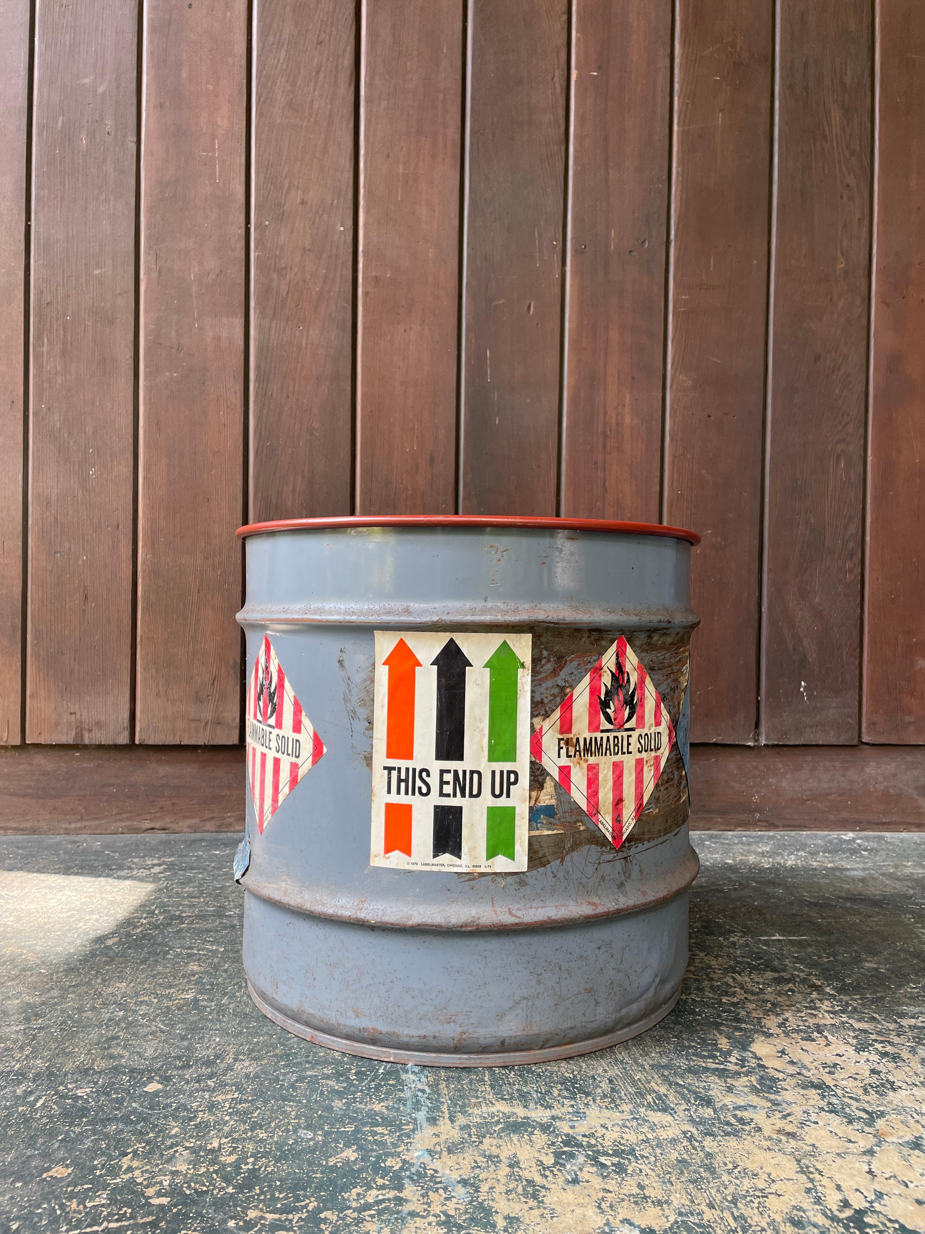 Americano Garage d'epoca del 1970 Officina per auto Vascello colorato Regali Man Cave Barile di olio in vendita