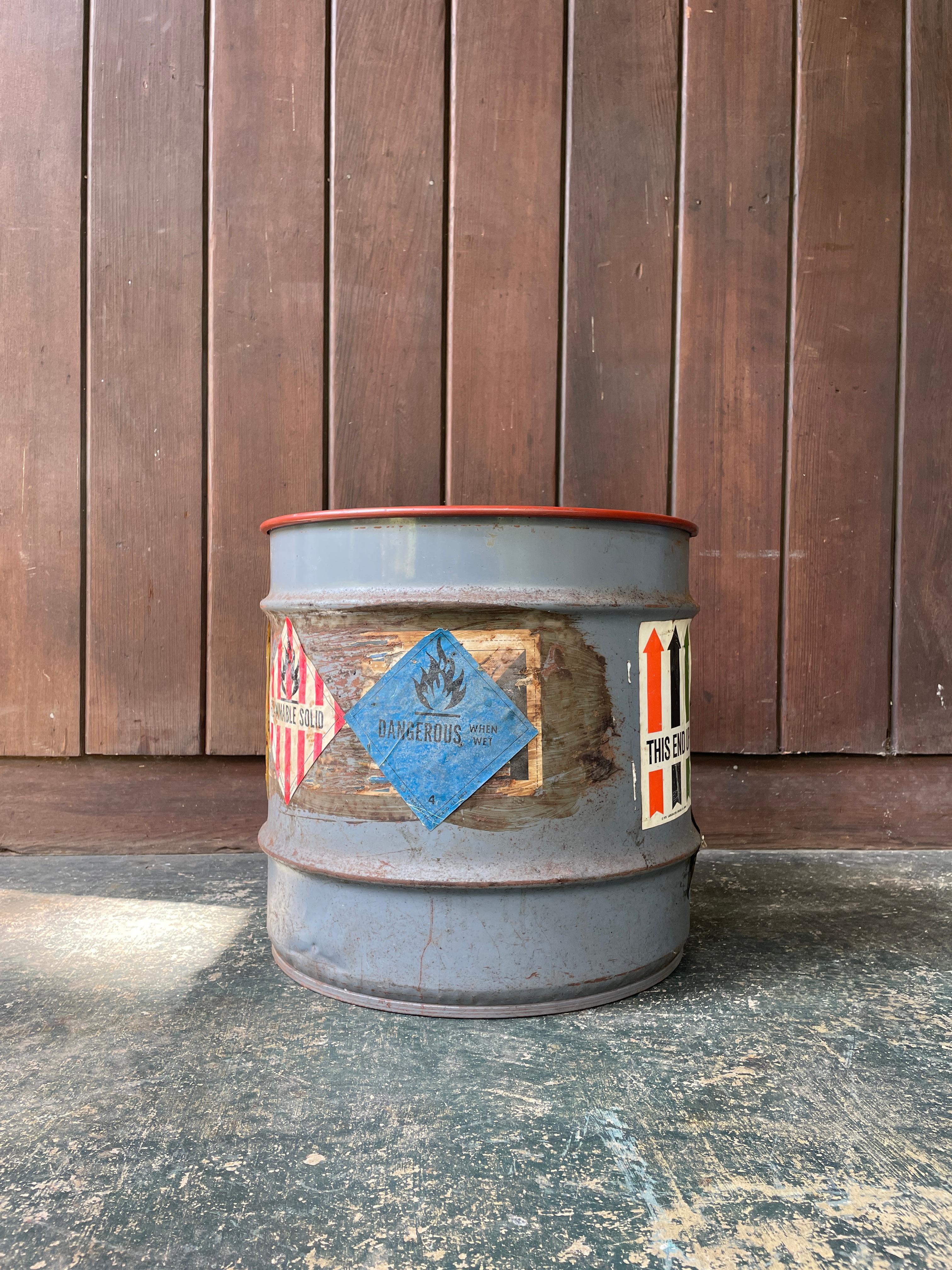Fatto a macchina Garage d'epoca del 1970 Officina per auto Vascello colorato Regali Man Cave Barile di olio in vendita