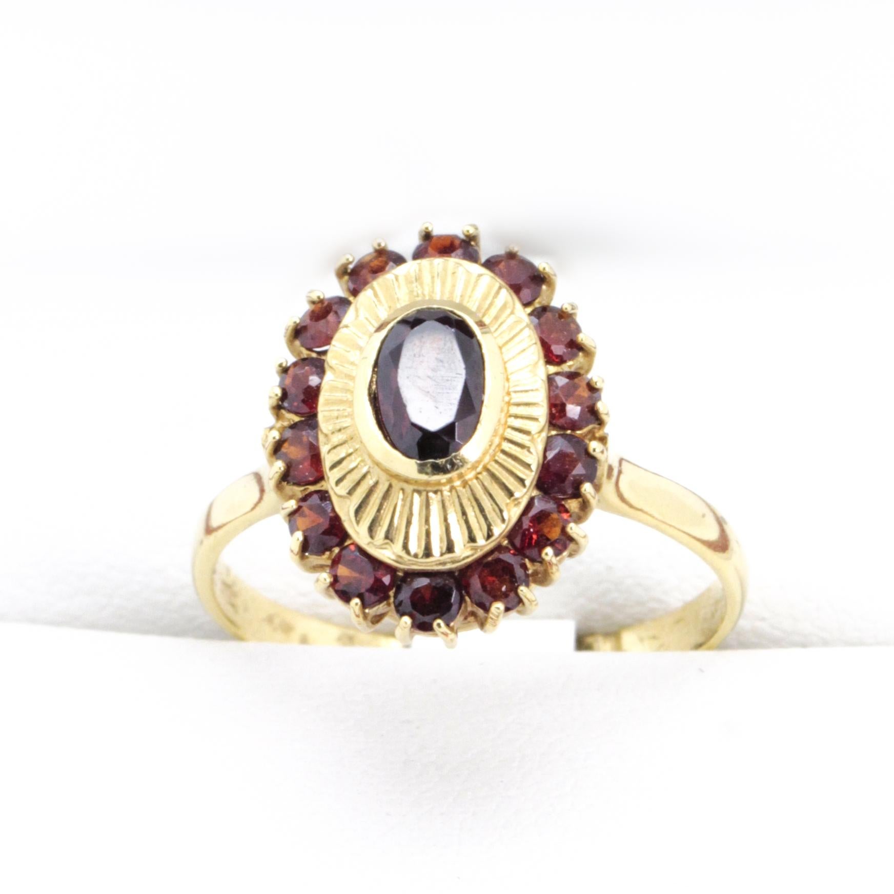 Art Deco 1970's Vintage Garnet Ring, with an Oval Starburst Engraved Pattern For Sale