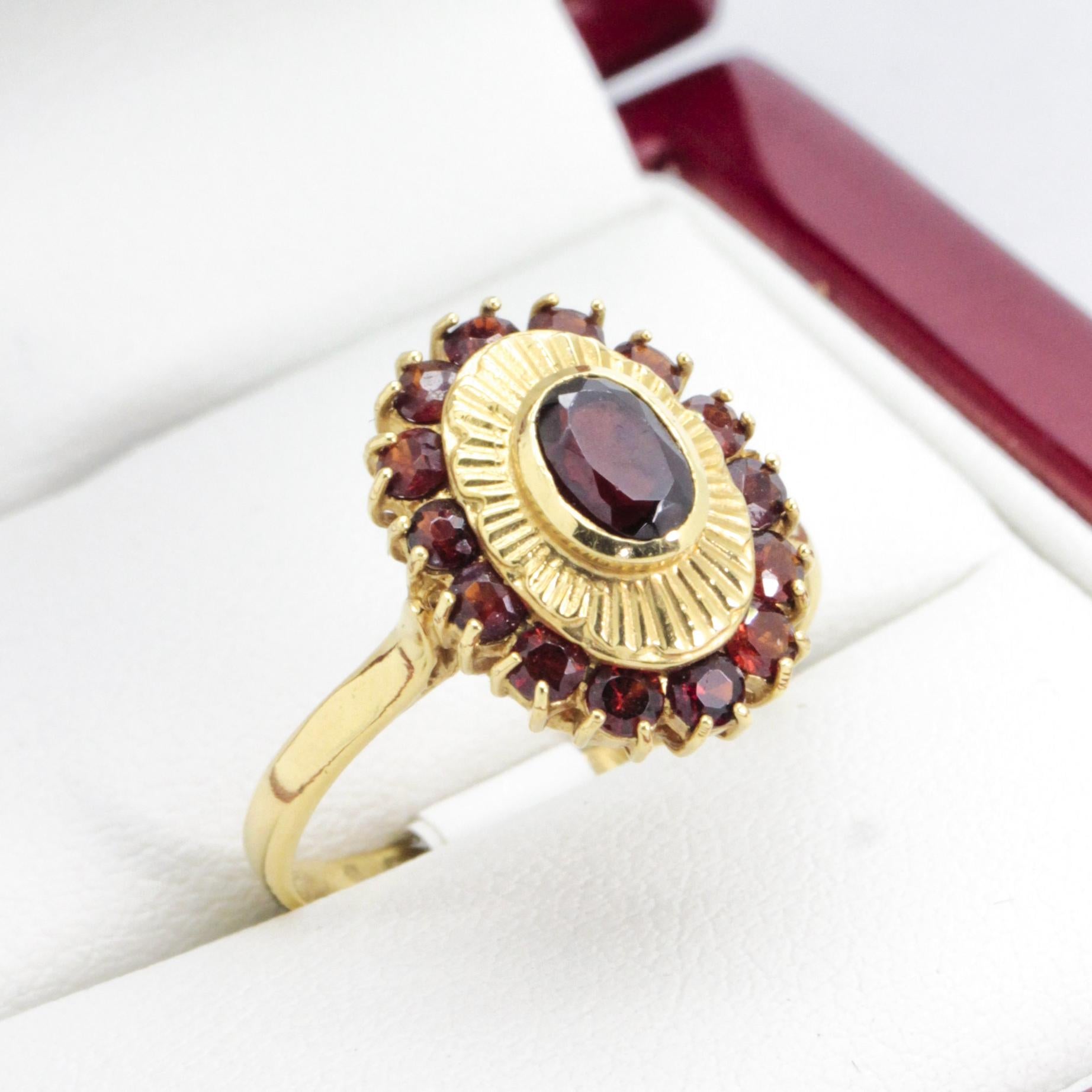 Oval Cut 1970's Vintage Garnet Ring, with an Oval Starburst Engraved Pattern For Sale