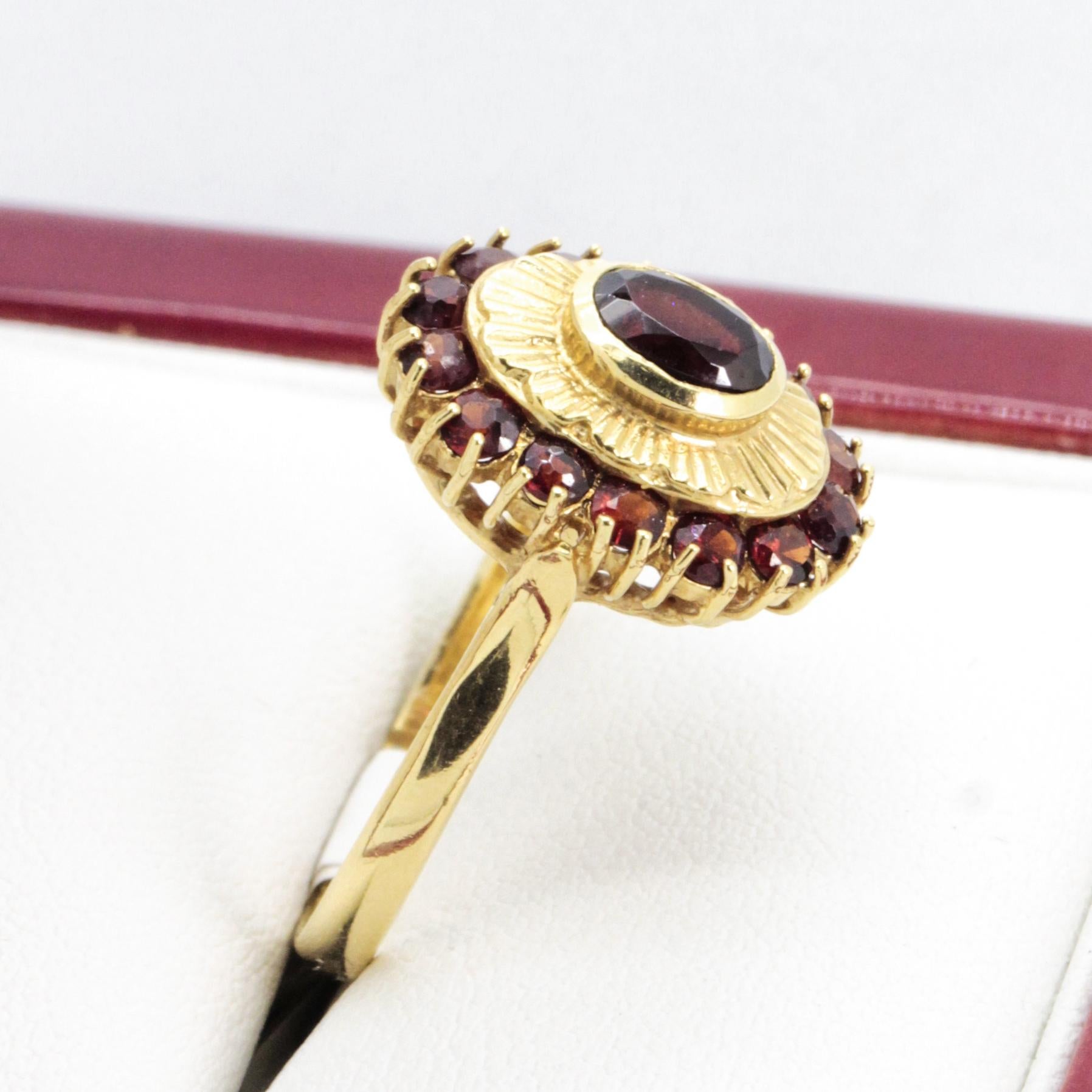 1970's Vintage Garnet Ring, with an Oval Starburst Engraved Pattern In Good Condition For Sale In BALMAIN, NSW