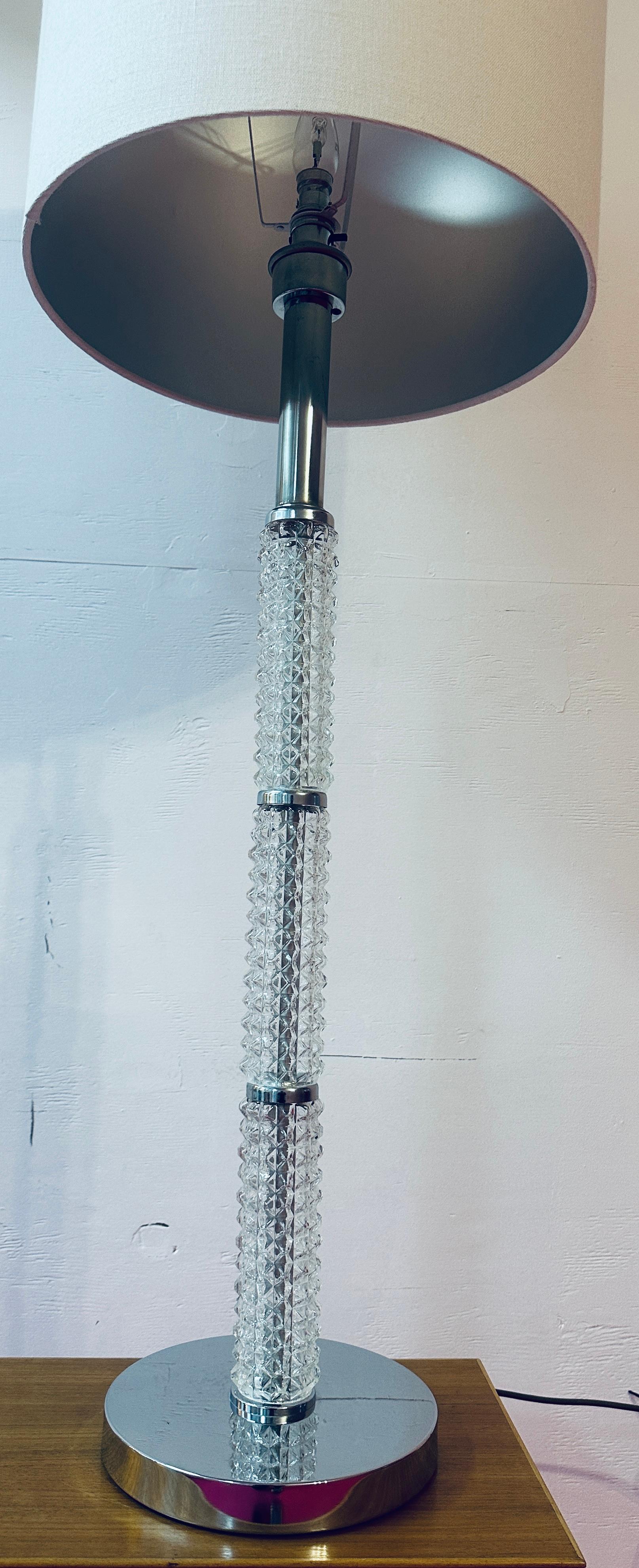 Deutsche Vintage-Tisch- oder Stehlampe aus facettiertem Glas und poliertem Chrom, 1970er Jahre im Angebot 3