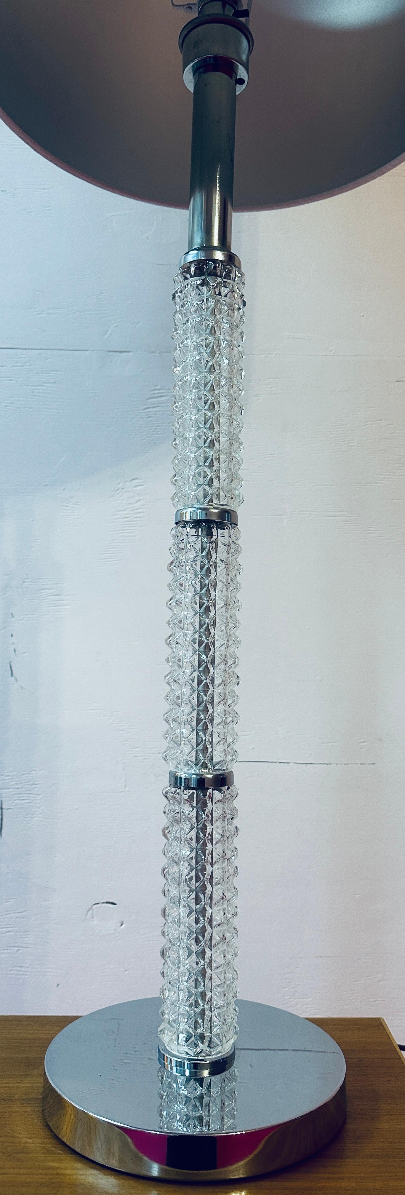 Deutsche Vintage-Tisch- oder Stehlampe aus facettiertem Glas und poliertem Chrom, 1970er Jahre im Angebot 6