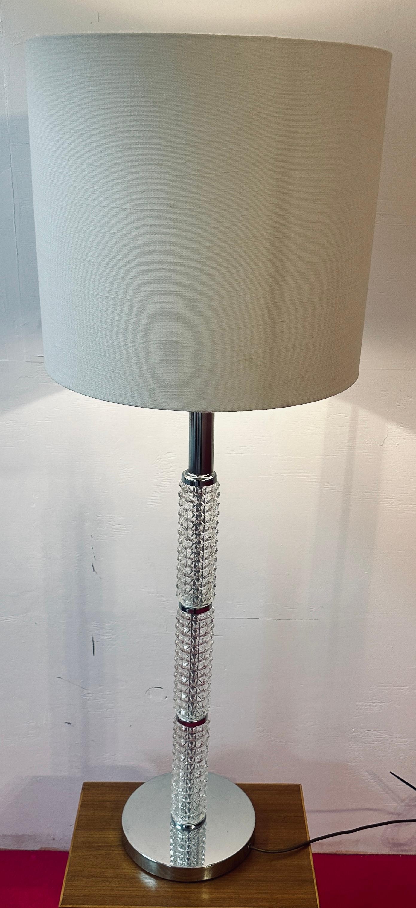 Deutsche Tisch- oder Stehlampe aus poliertem verchromtem Metall und facettiertem Glas im Stil von Richard Essig oder Borovier aus den 1970er Jahren. Das facettierte Röhrenglas ist in drei Abschnitte unterteilt, die jeweils durch einen Chromring