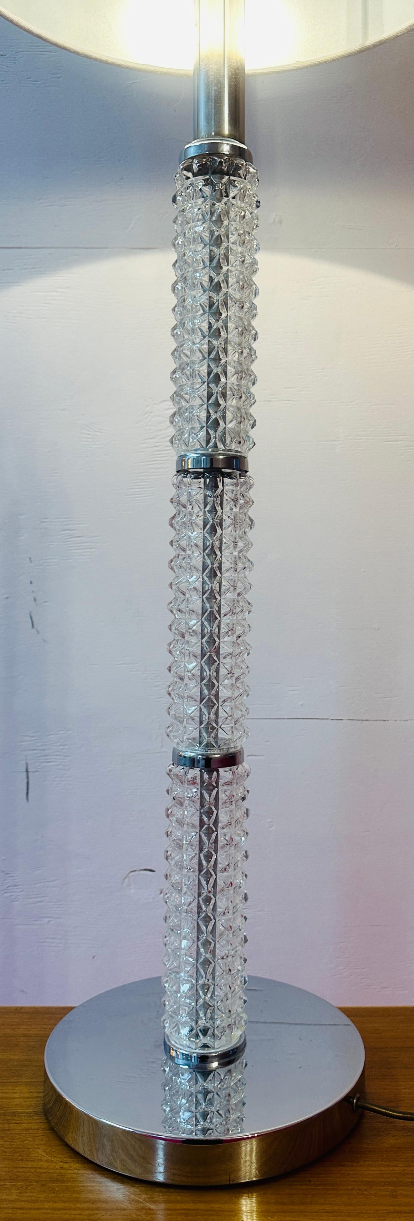 Deutsche Vintage-Tisch- oder Stehlampe aus facettiertem Glas und poliertem Chrom, 1970er Jahre (Facettiert) im Angebot