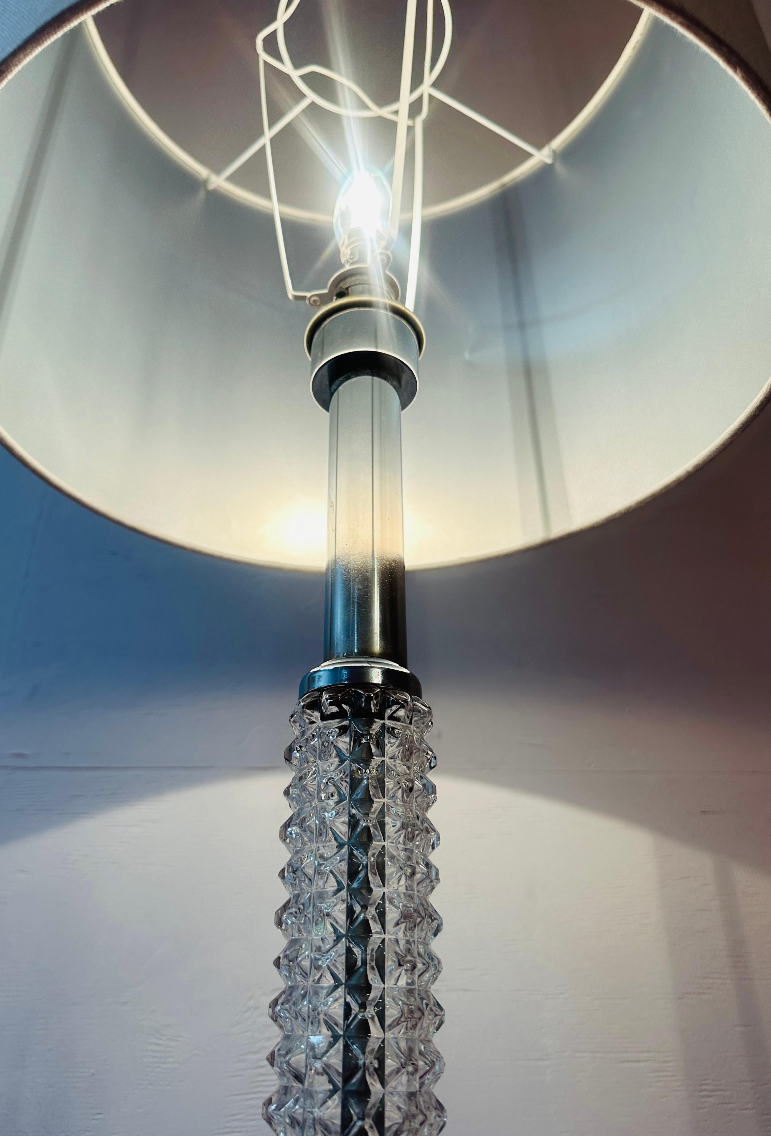 Deutsche Vintage-Tisch- oder Stehlampe aus facettiertem Glas und poliertem Chrom, 1970er Jahre im Zustand „Gut“ im Angebot in London, GB