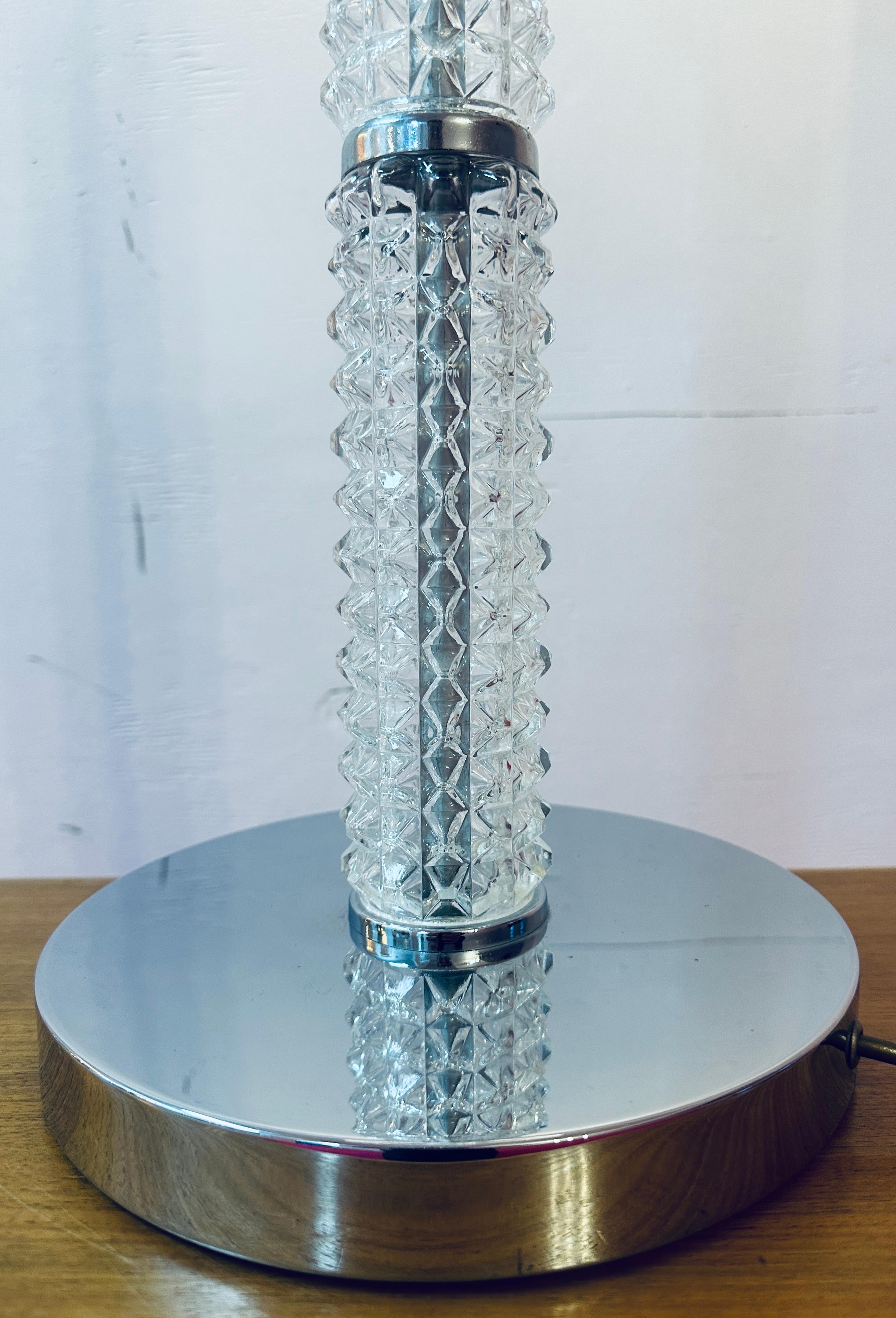 Deutsche Vintage-Tisch- oder Stehlampe aus facettiertem Glas und poliertem Chrom, 1970er Jahre (20. Jahrhundert) im Angebot