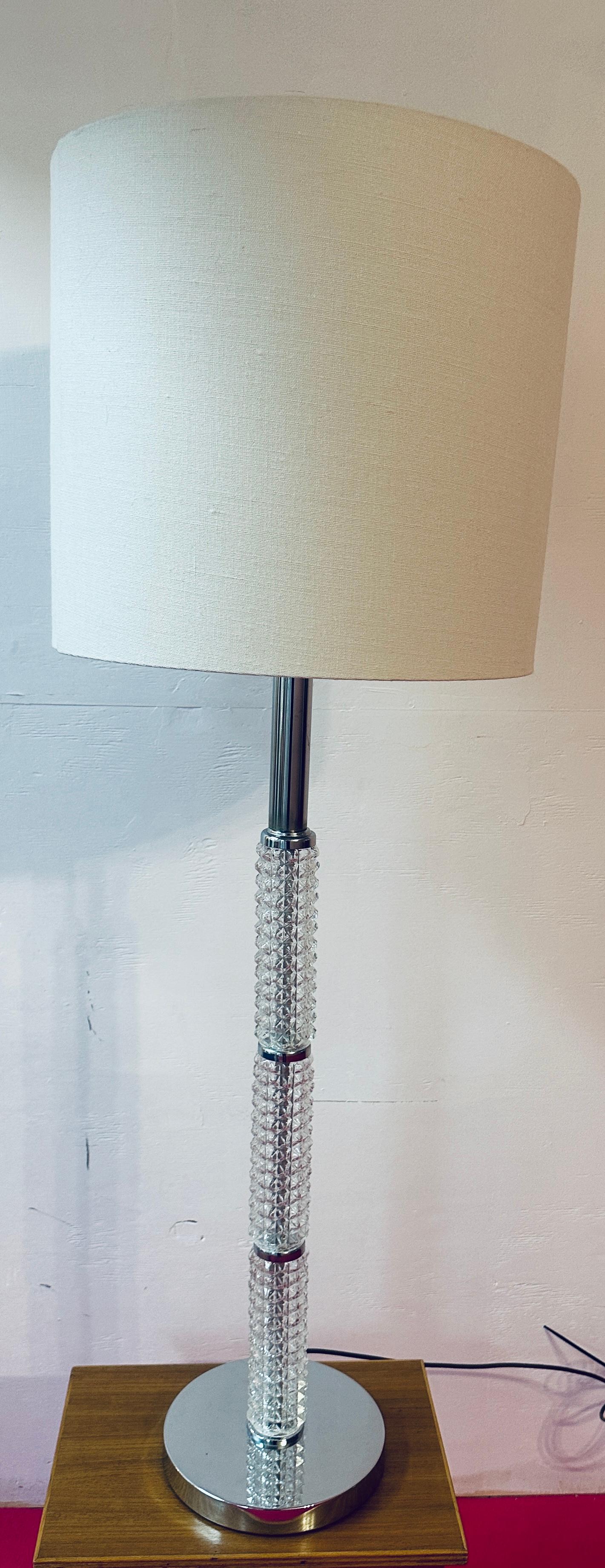 Deutsche Vintage-Tisch- oder Stehlampe aus facettiertem Glas und poliertem Chrom, 1970er Jahre im Angebot 2