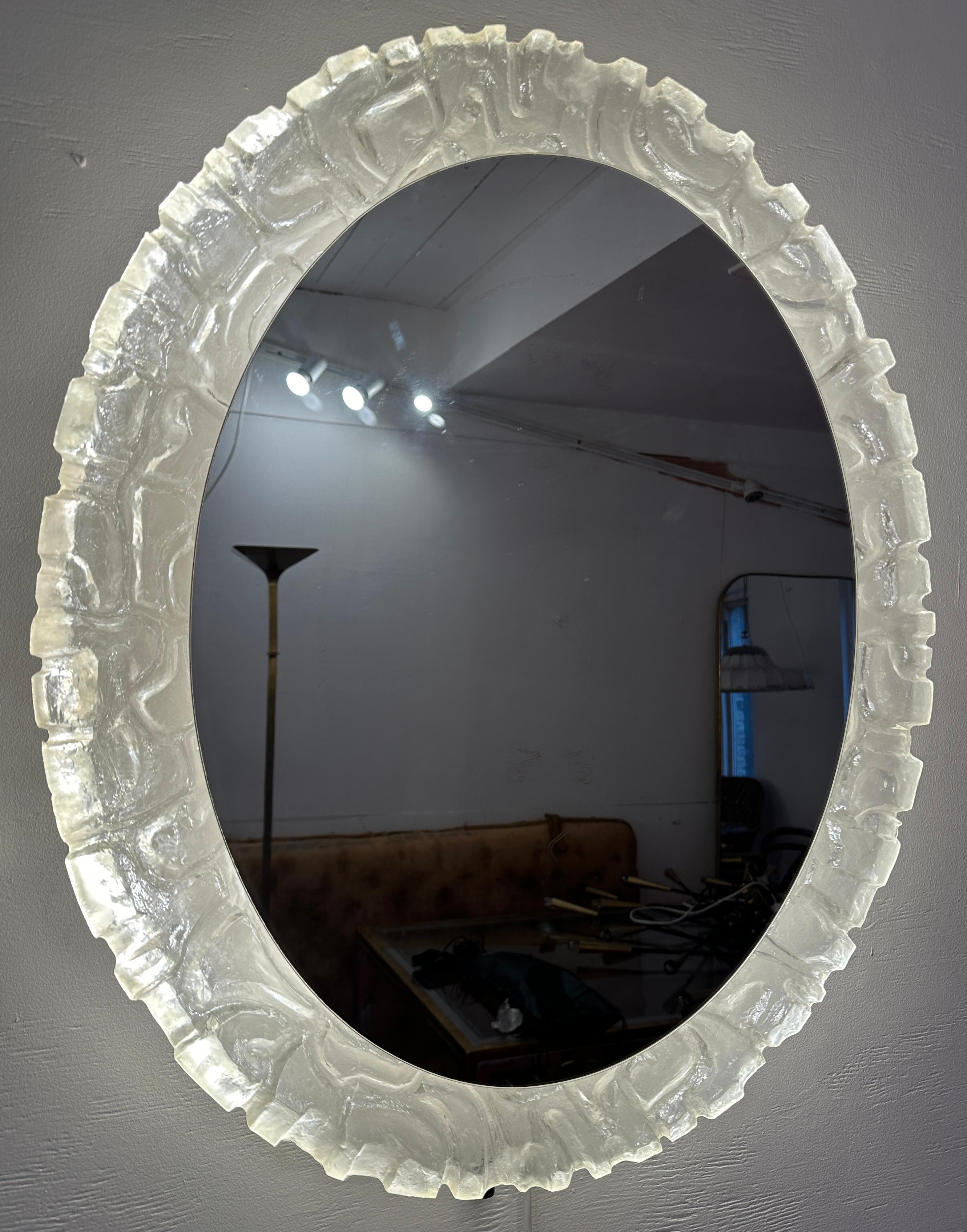 Mid-Century Modern Miroir mural vintage allemand ovale Erco rétro éclairé en verre lucite, années 1970 en vente