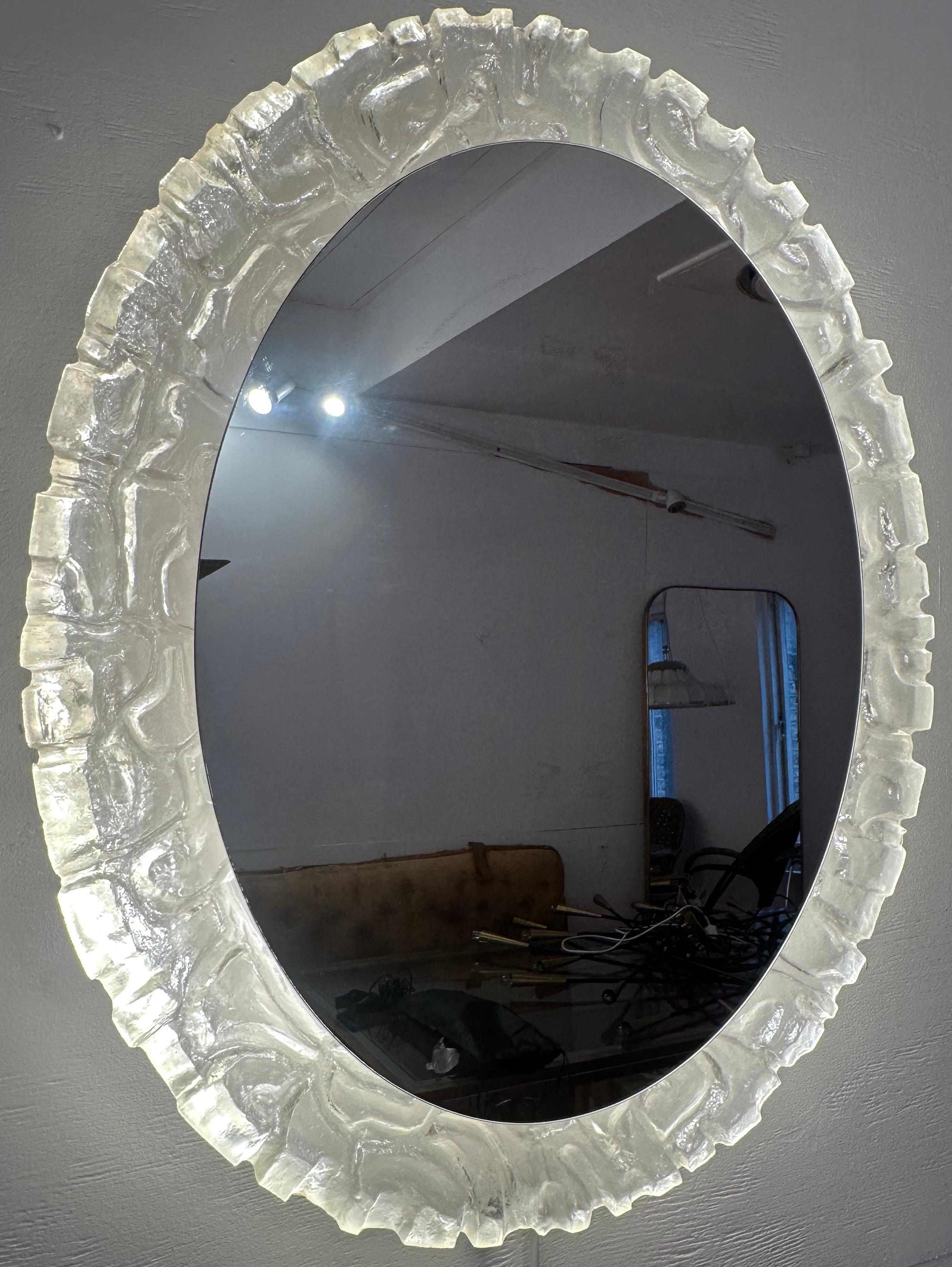 Allemand Miroir mural vintage allemand ovale Erco rétro éclairé en verre lucite, années 1970 en vente