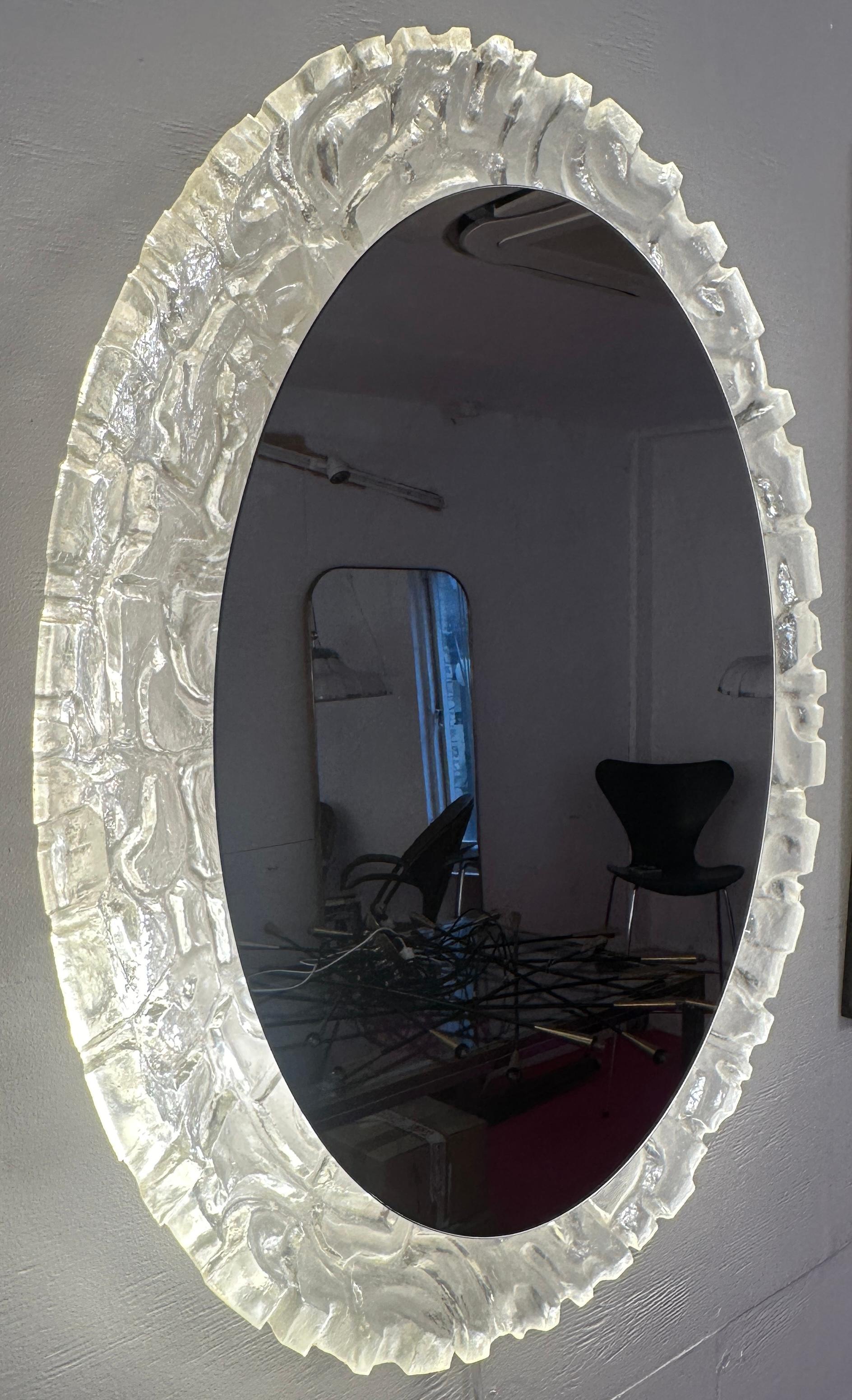 20ième siècle Miroir mural vintage allemand ovale Erco rétro éclairé en verre lucite, années 1970 en vente