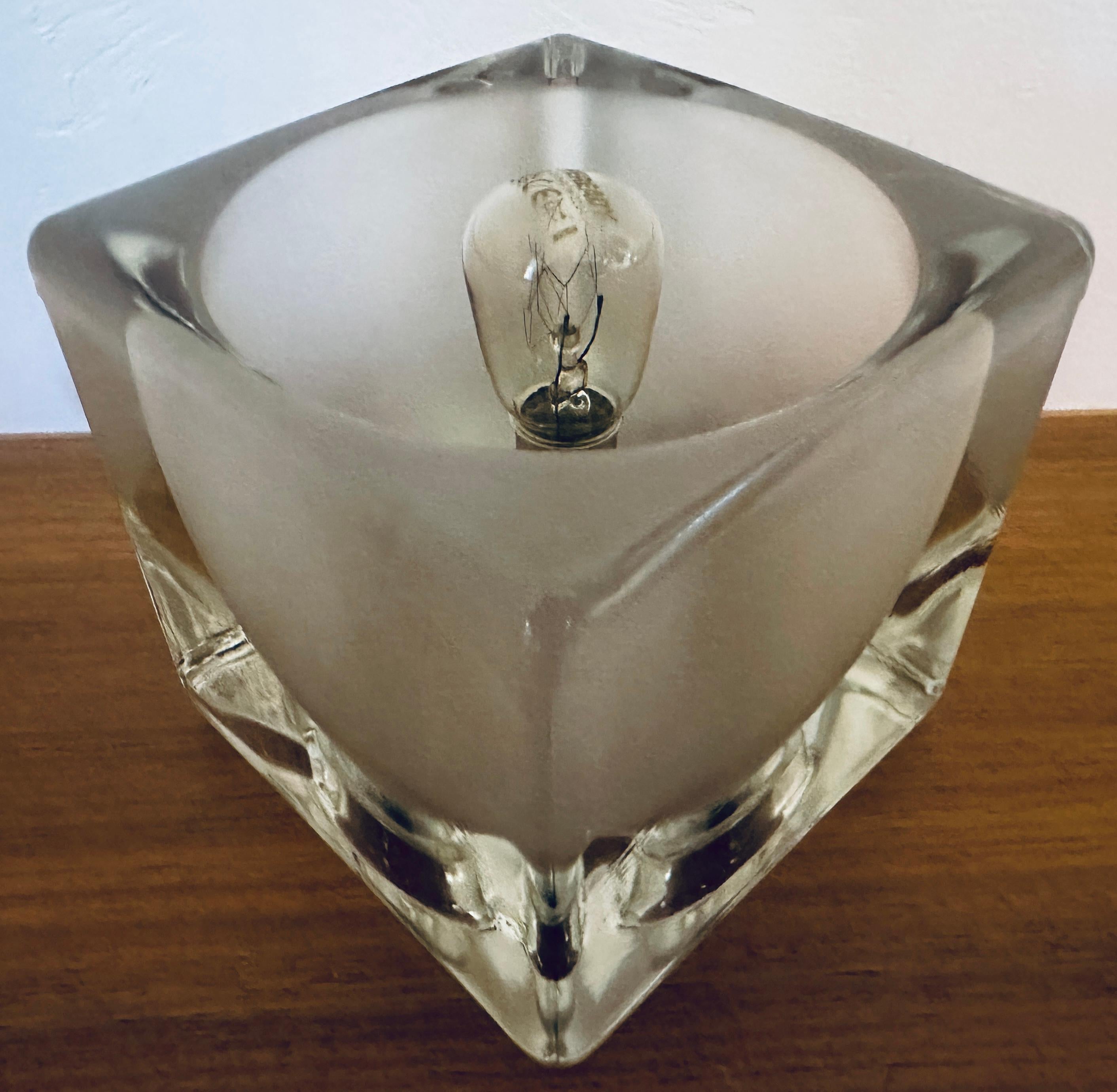 1970s Vintage Alemán Peill & Putzler Cubo de Hielo Esmerilado Vidrio y Latón Lámpara de Mesa en venta 9