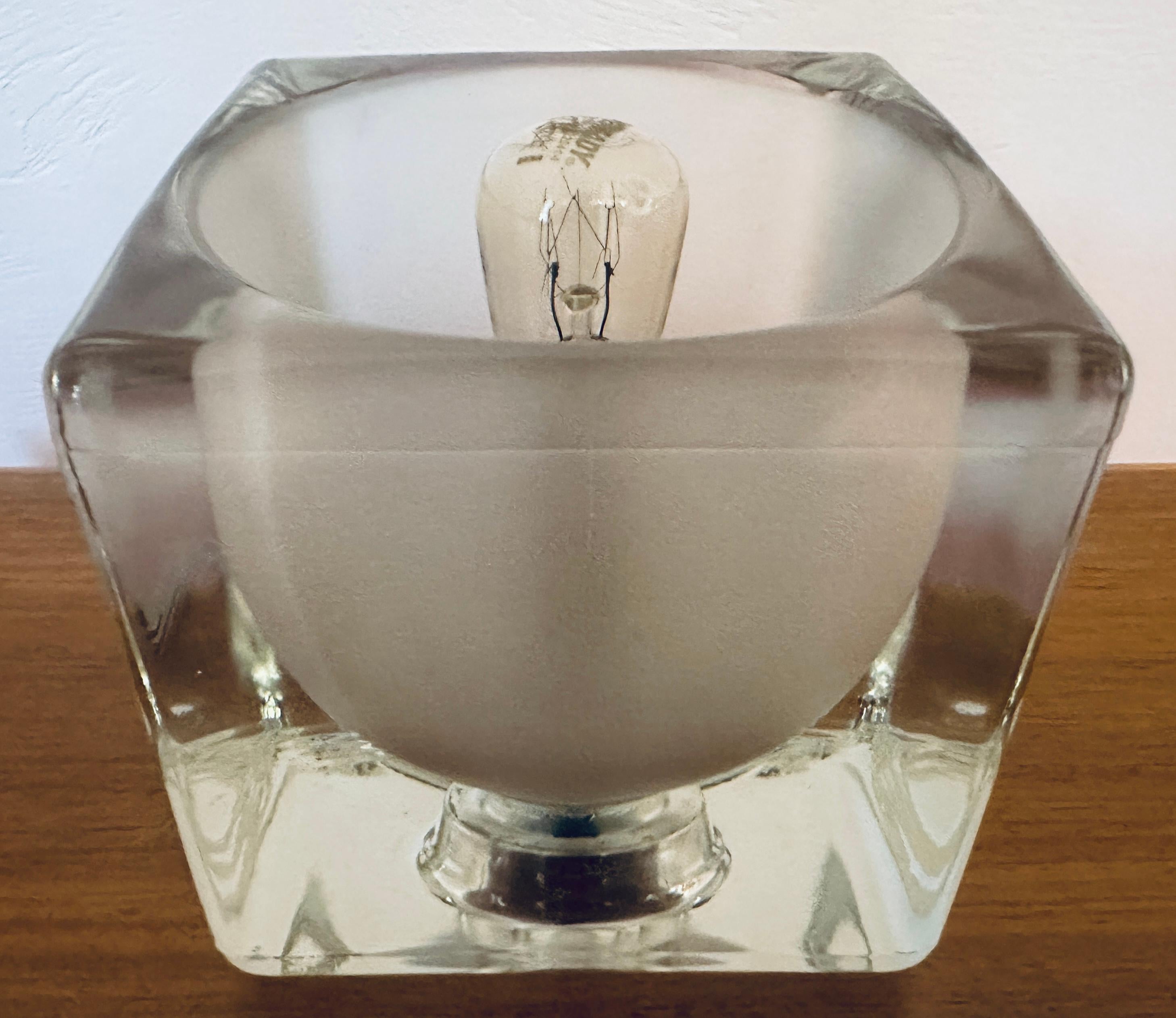1970s Vintage Alemán Peill & Putzler Cubo de Hielo Esmerilado Vidrio y Latón Lámpara de Mesa en venta 10