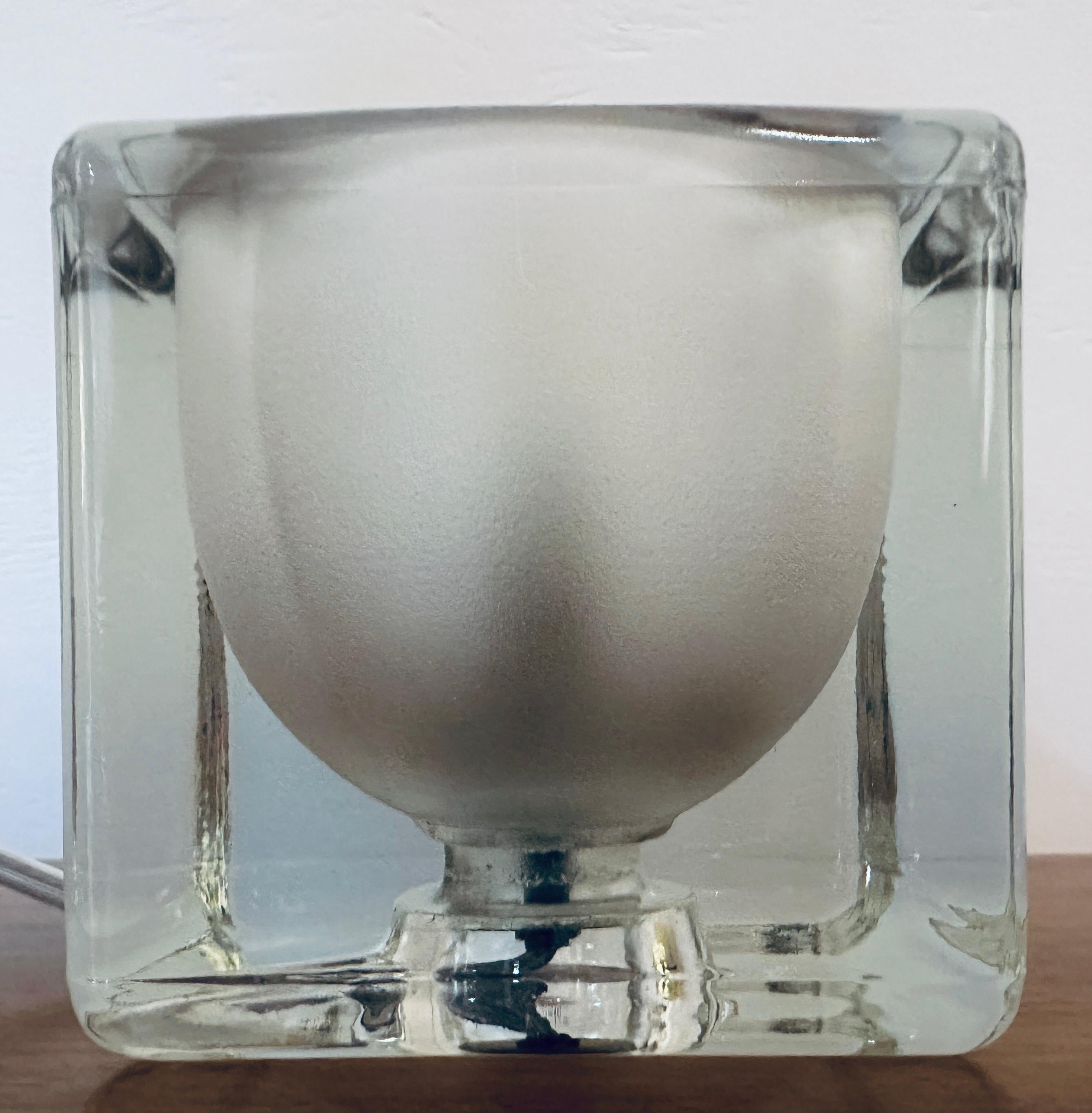 1970s Vintage Alemán Peill & Putzler Cubo de Hielo Esmerilado Vidrio y Latón Lámpara de Mesa en venta 11