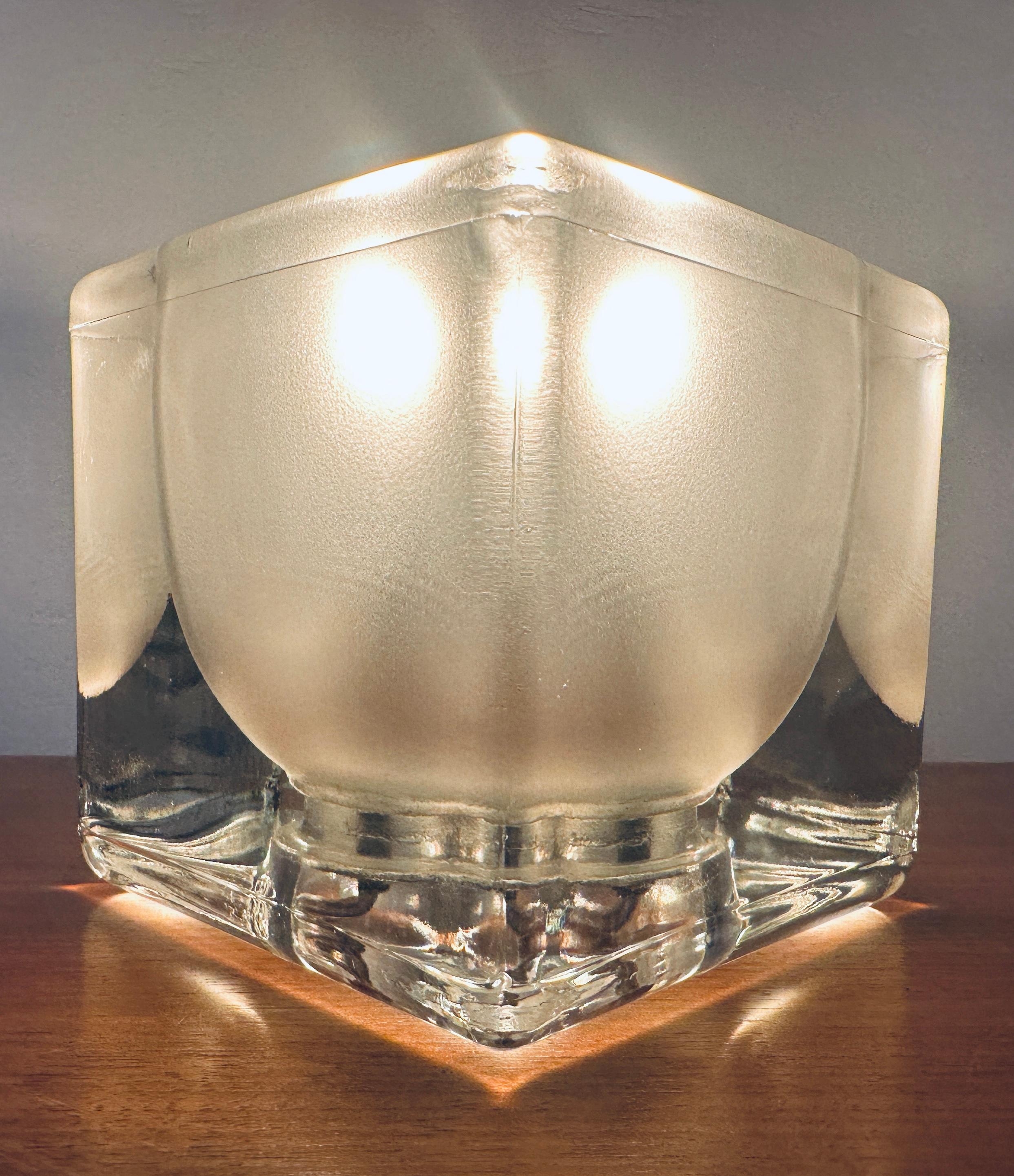 1970s Vintage Alemán Peill & Putzler Cubo de Hielo Esmerilado Vidrio y Latón Lámpara de Mesa Moderno de mediados de siglo en venta