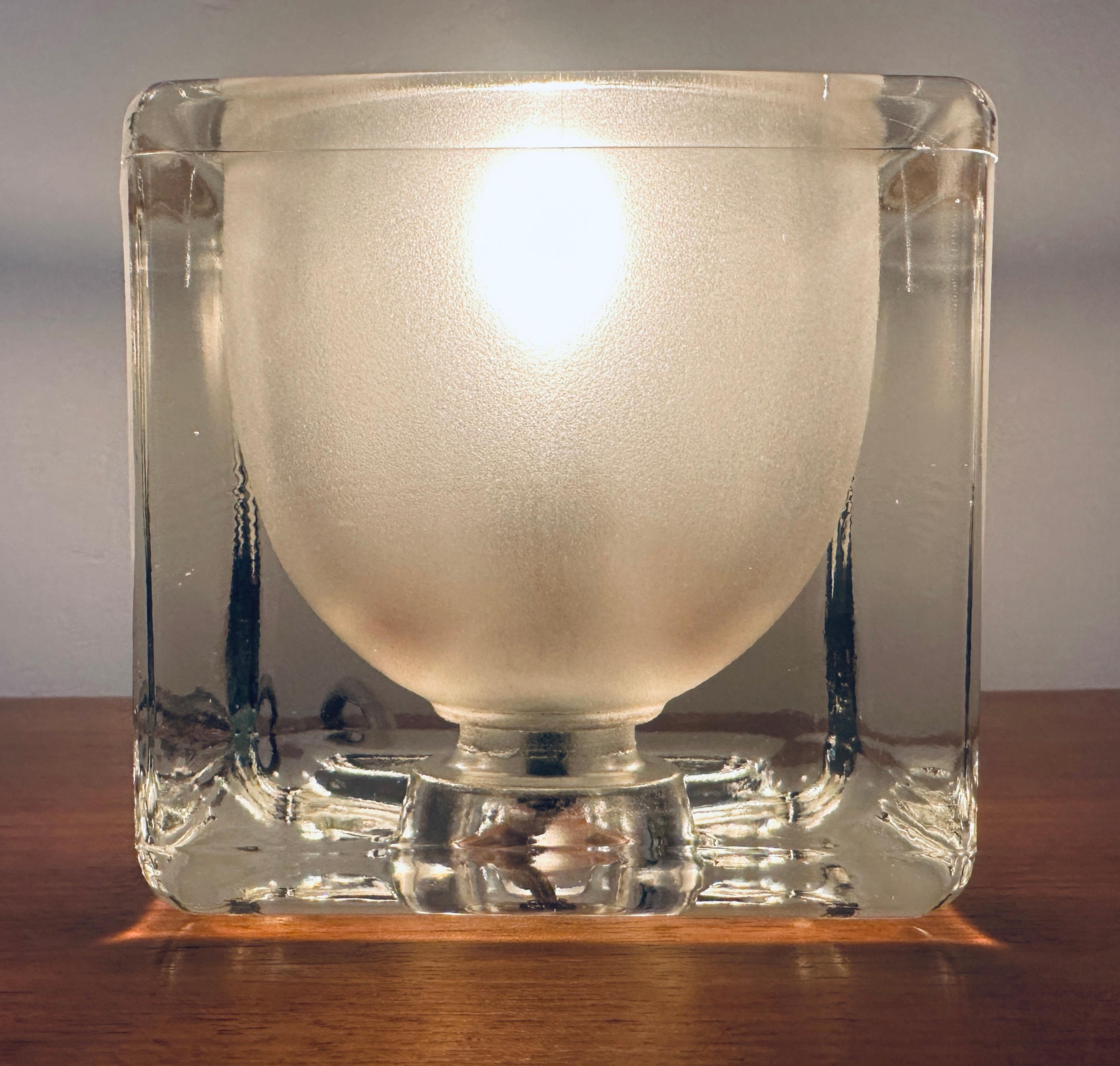 1970s Vintage Alemán Peill & Putzler Cubo de Hielo Esmerilado Vidrio y Latón Lámpara de Mesa siglo XX en venta