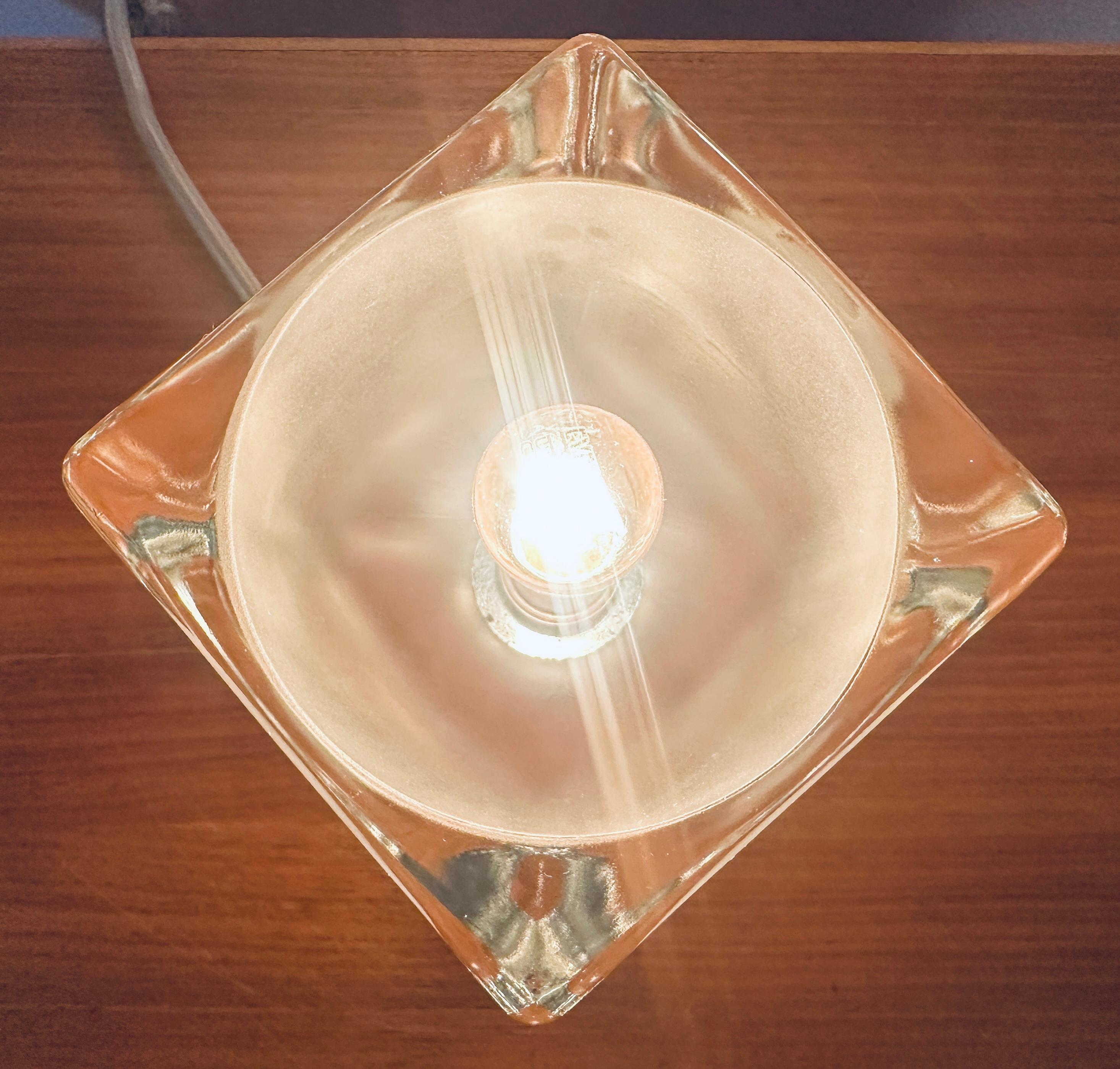 1970s Vintage Alemán Peill & Putzler Cubo de Hielo Esmerilado Vidrio y Latón Lámpara de Mesa en venta 1