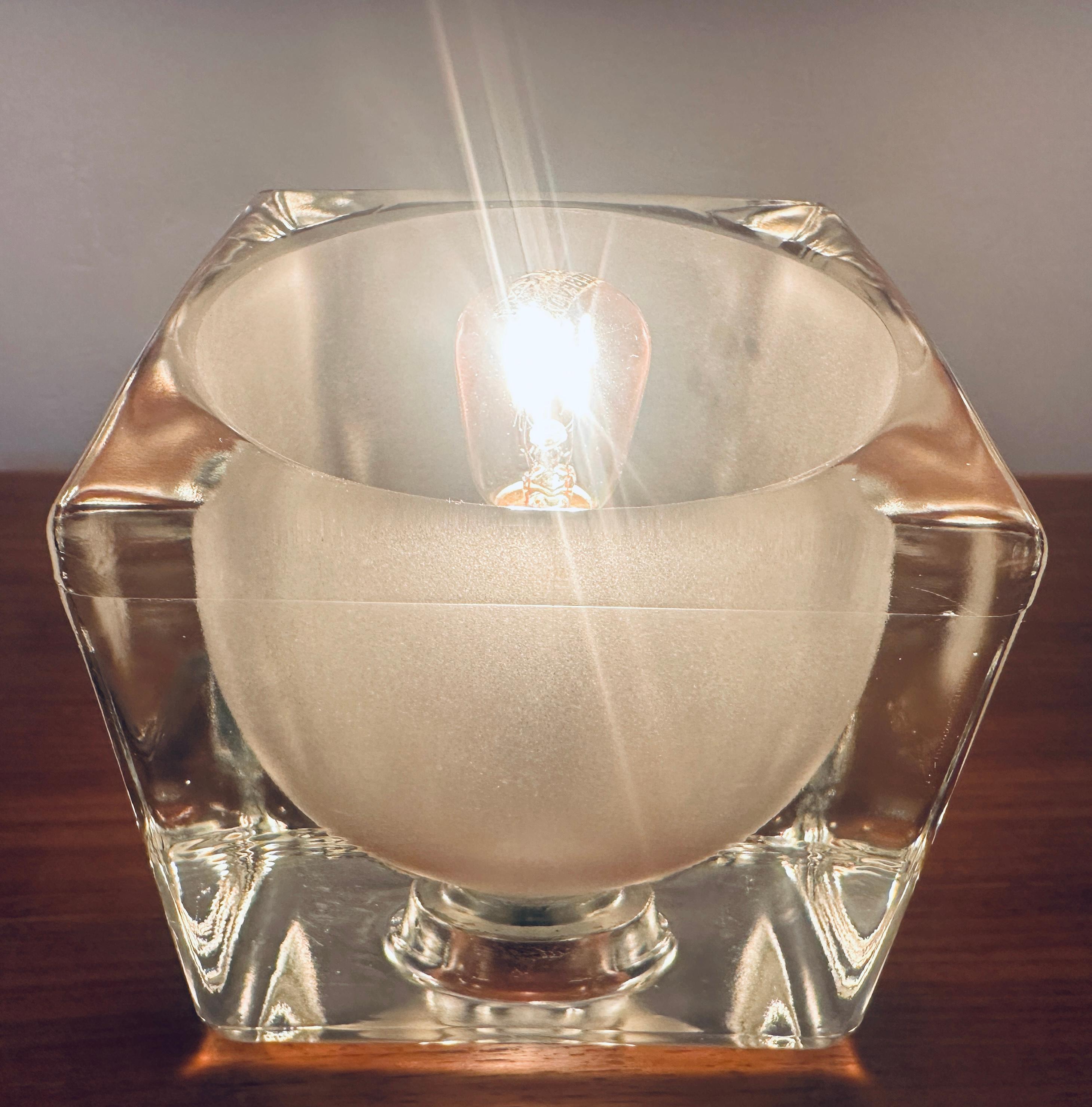 1970s Vintage Alemán Peill & Putzler Cubo de Hielo Esmerilado Vidrio y Latón Lámpara de Mesa en venta 2