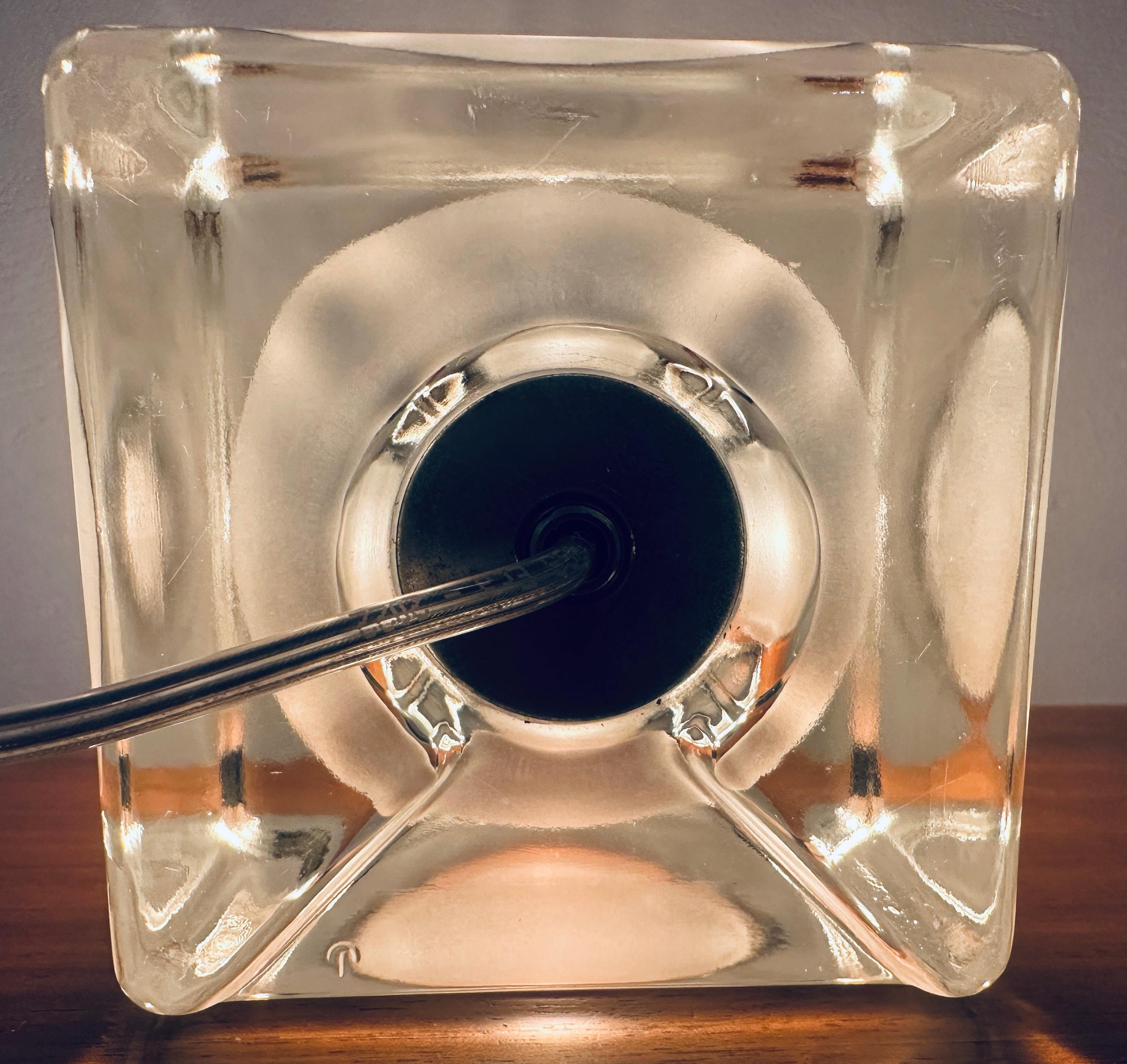 1970s Vintage Alemán Peill & Putzler Cubo de Hielo Esmerilado Vidrio y Latón Lámpara de Mesa en venta 3