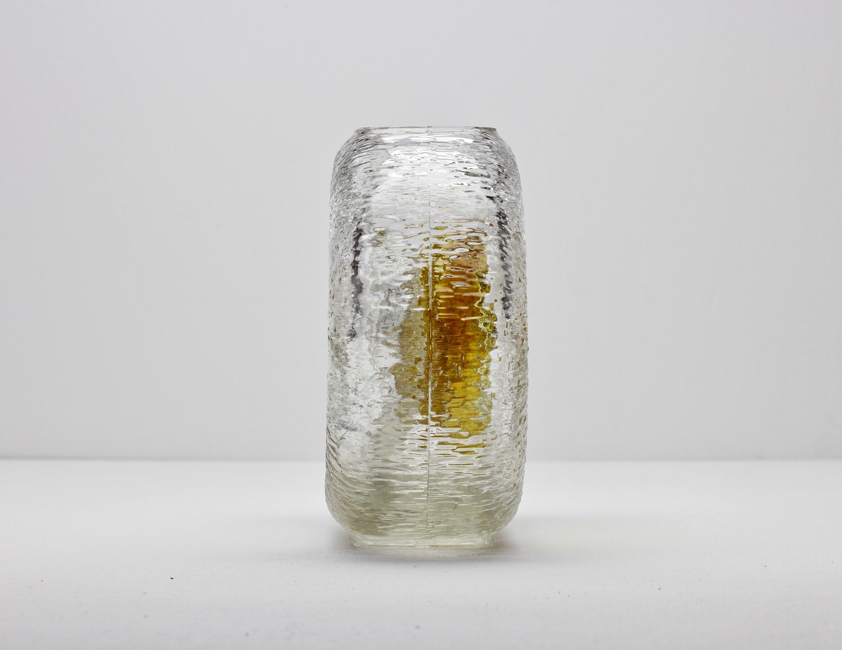Vintage midcentury round textured moulded glass vase by Walther Glas of Germany. Une forme et un design très rares. Ce luminaire serait parfait dans une cuisine avec la lampe suspendue 
