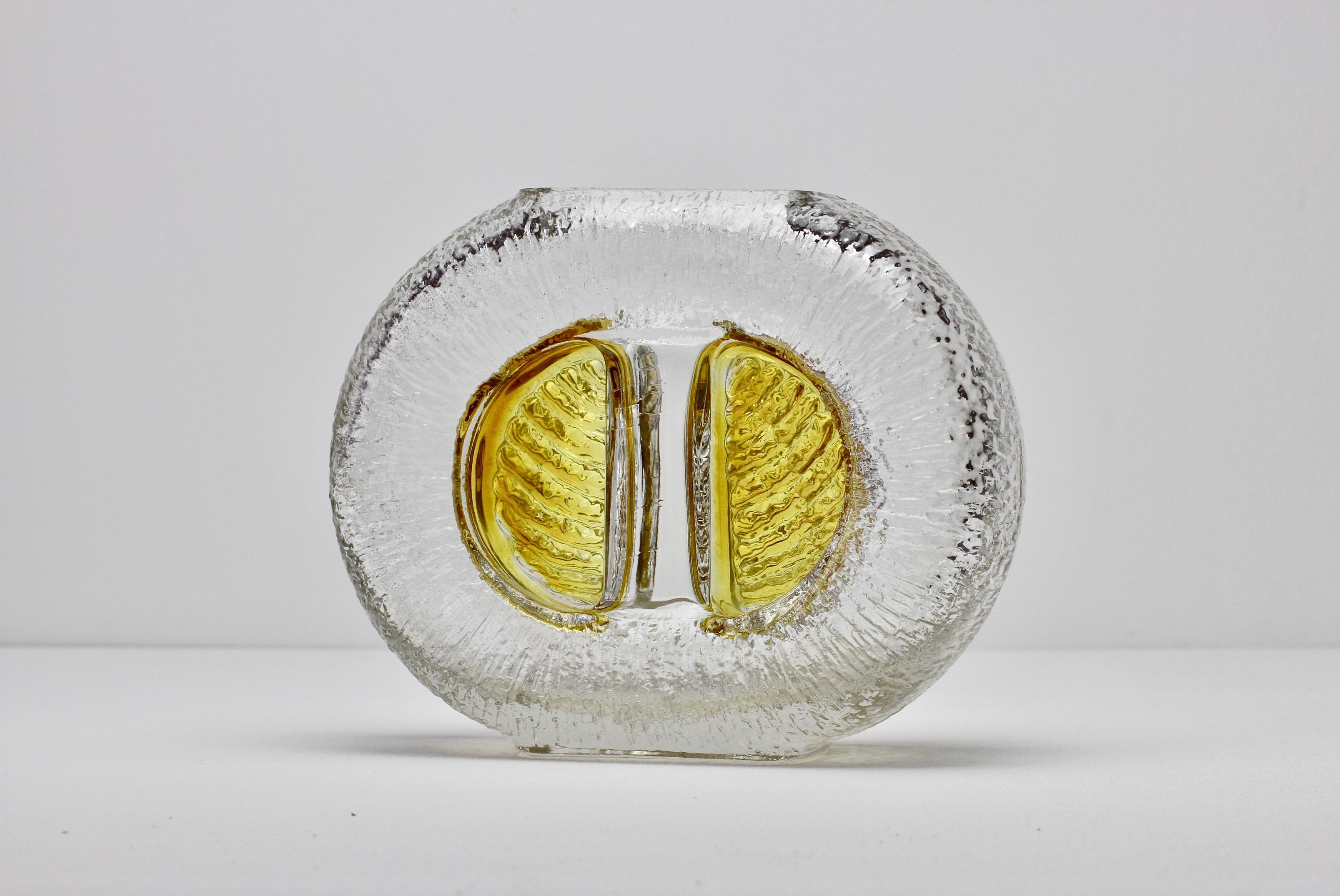 Allemand Vase allemand vintage en verre texturé « Lemon Segment » des années 1970 par Walther Glas en vente