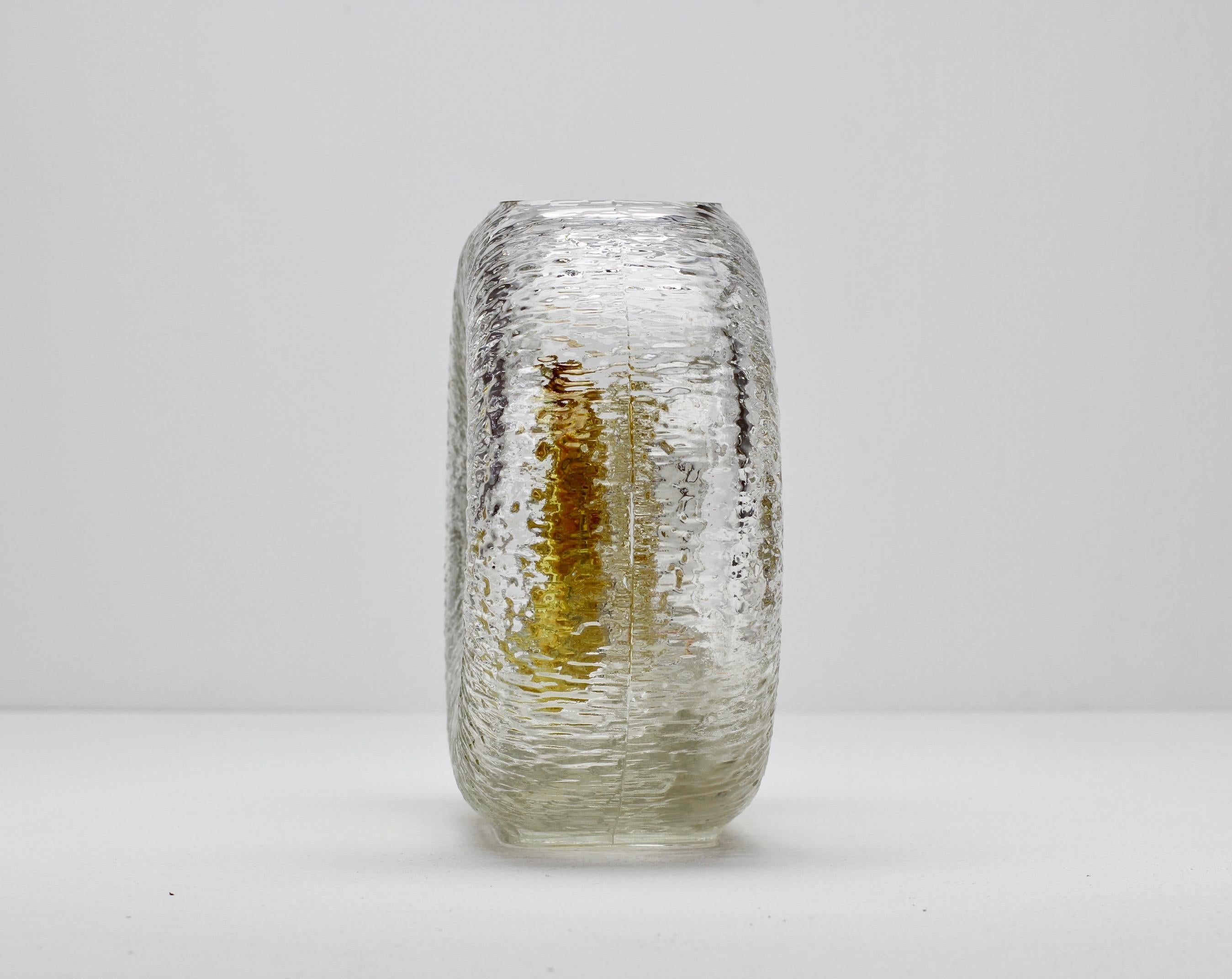 20ième siècle Vase allemand vintage en verre texturé « Lemon Segment » des années 1970 par Walther Glas en vente