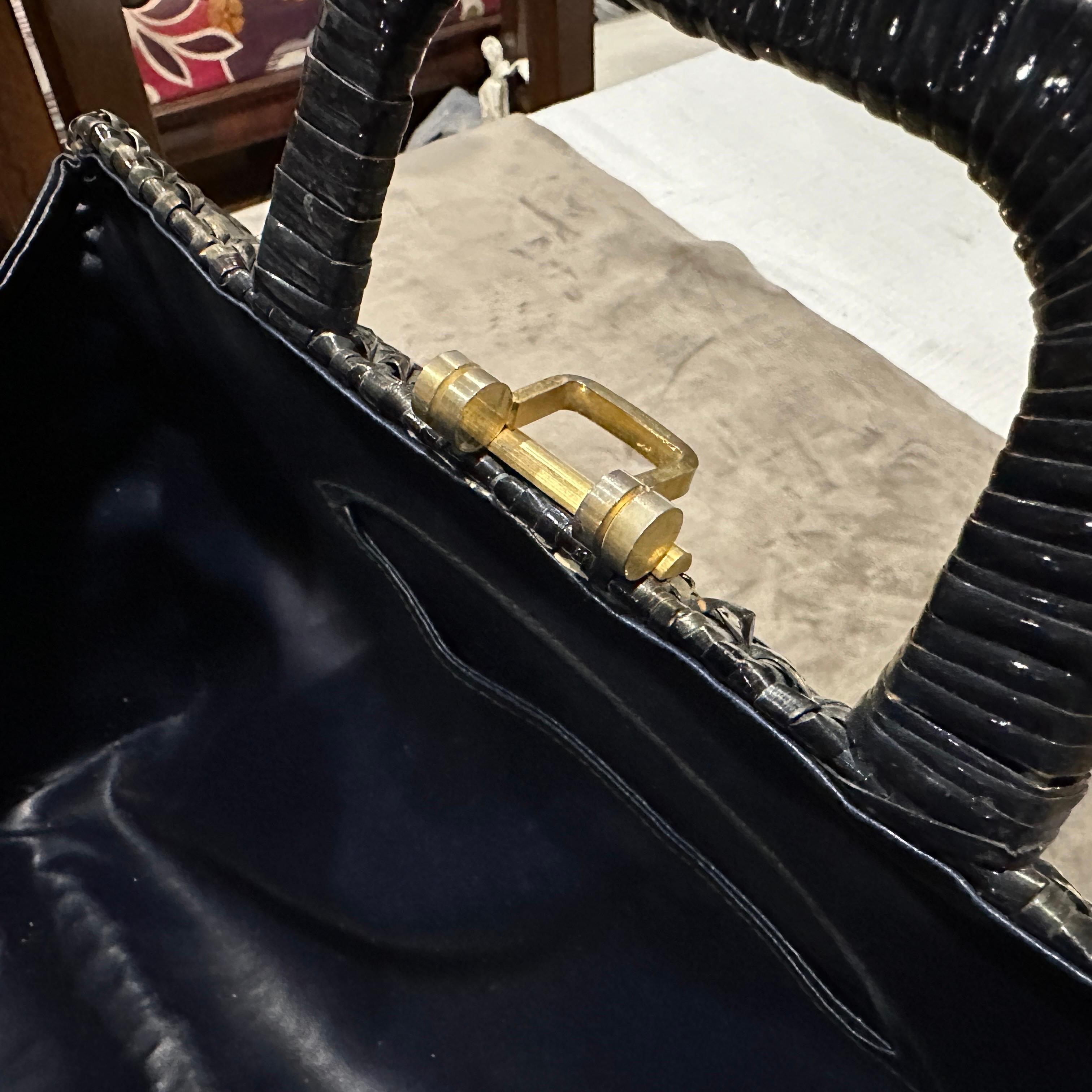 Borsa a mano italiana vintage degli anni '70 in vimini intrecciato verde e nero e ottone in vendita 7