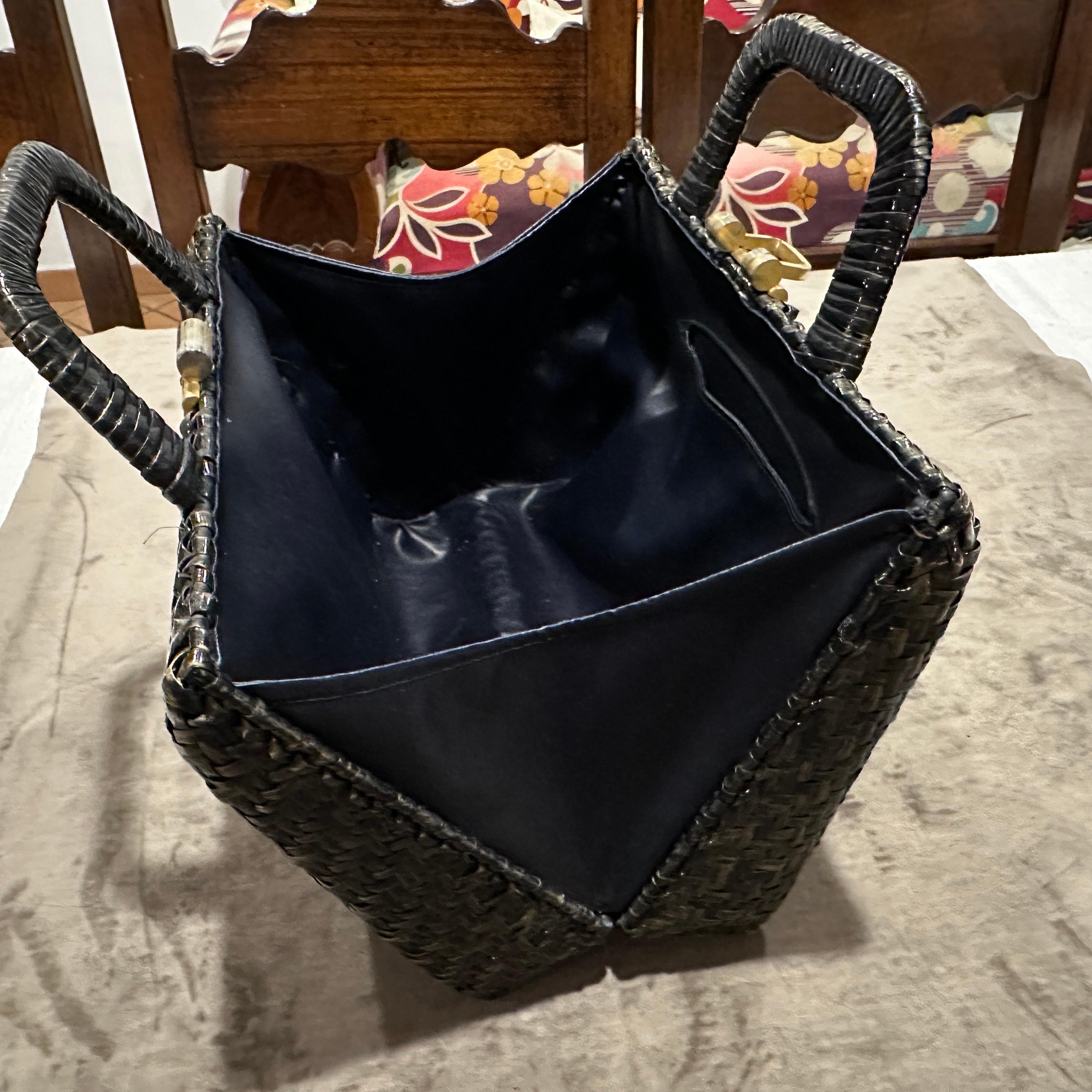 Borsa a mano italiana vintage degli anni '70 in vimini intrecciato verde e nero e ottone in vendita 8