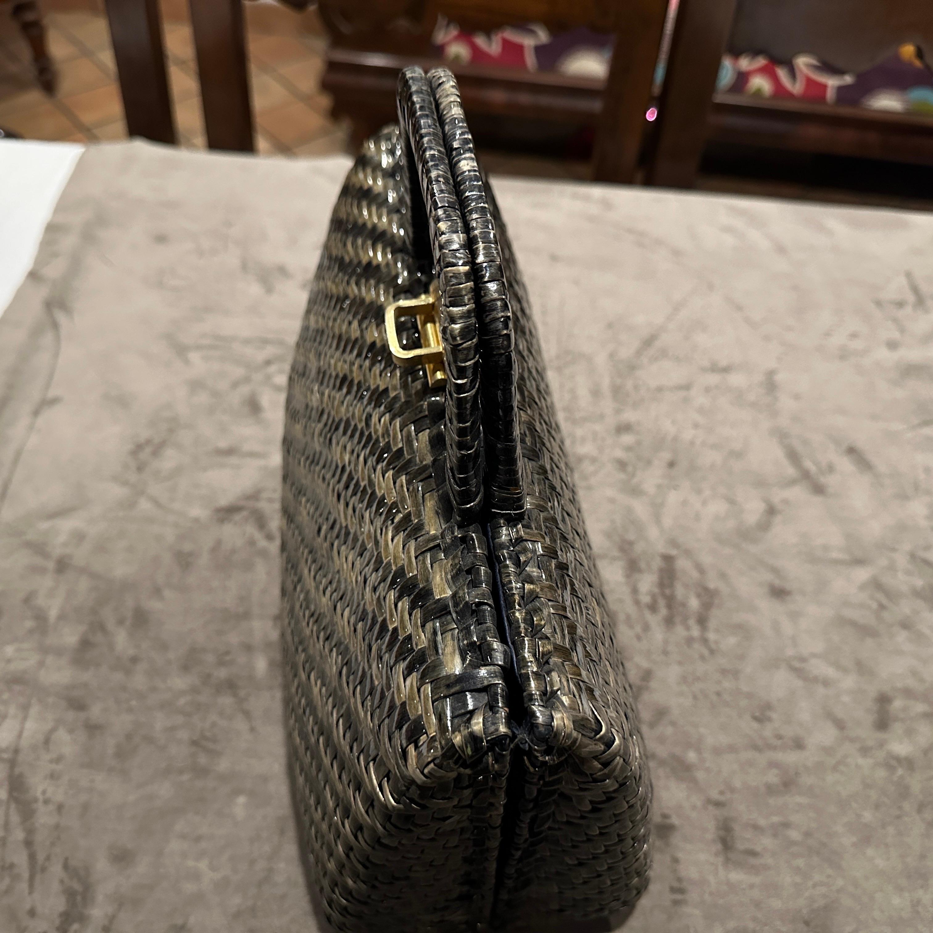 Borsa a mano italiana vintage degli anni '70 in vimini intrecciato verde e nero e ottone in vendita 9