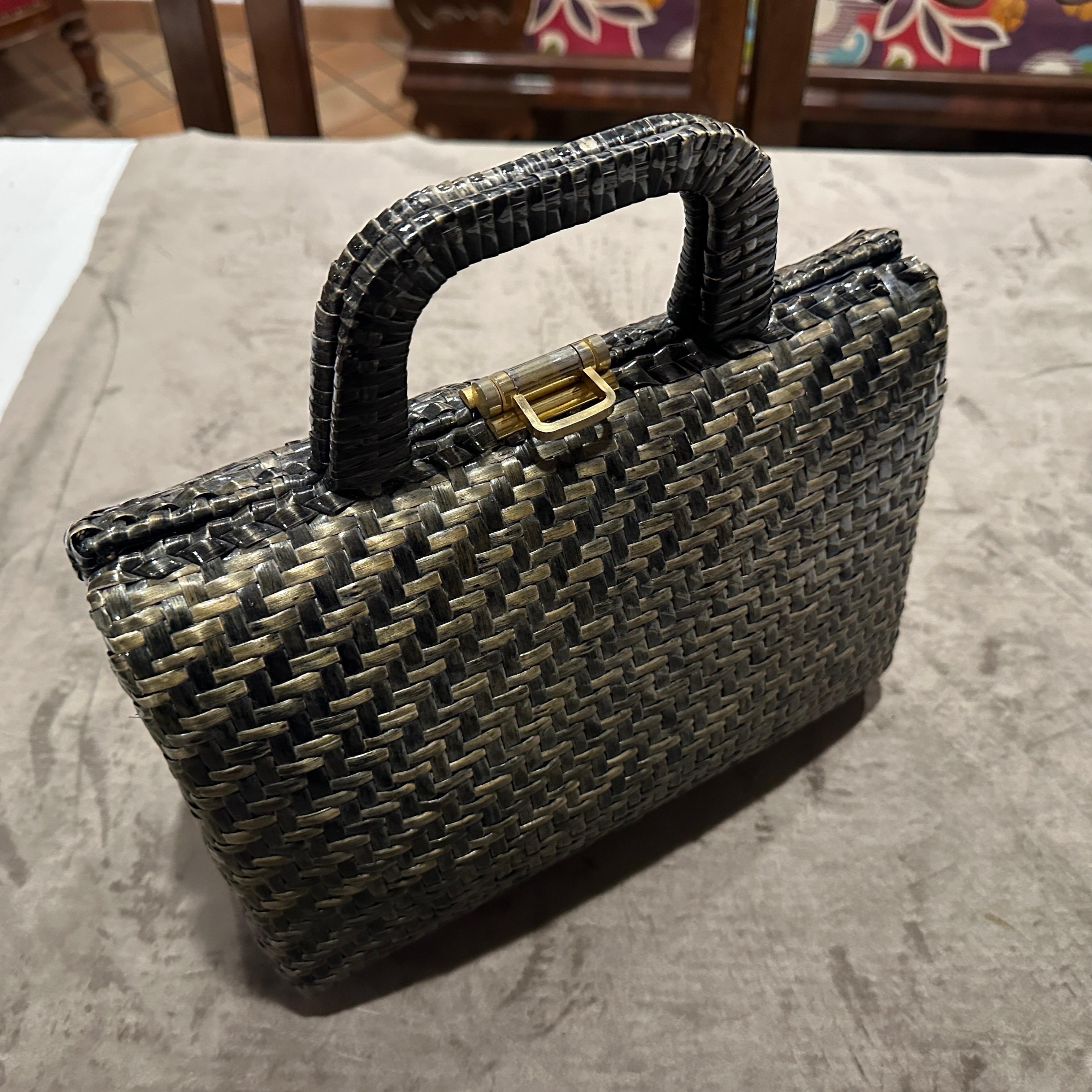 Nero Borsa a mano italiana vintage degli anni '70 in vimini intrecciato verde e nero e ottone in vendita
