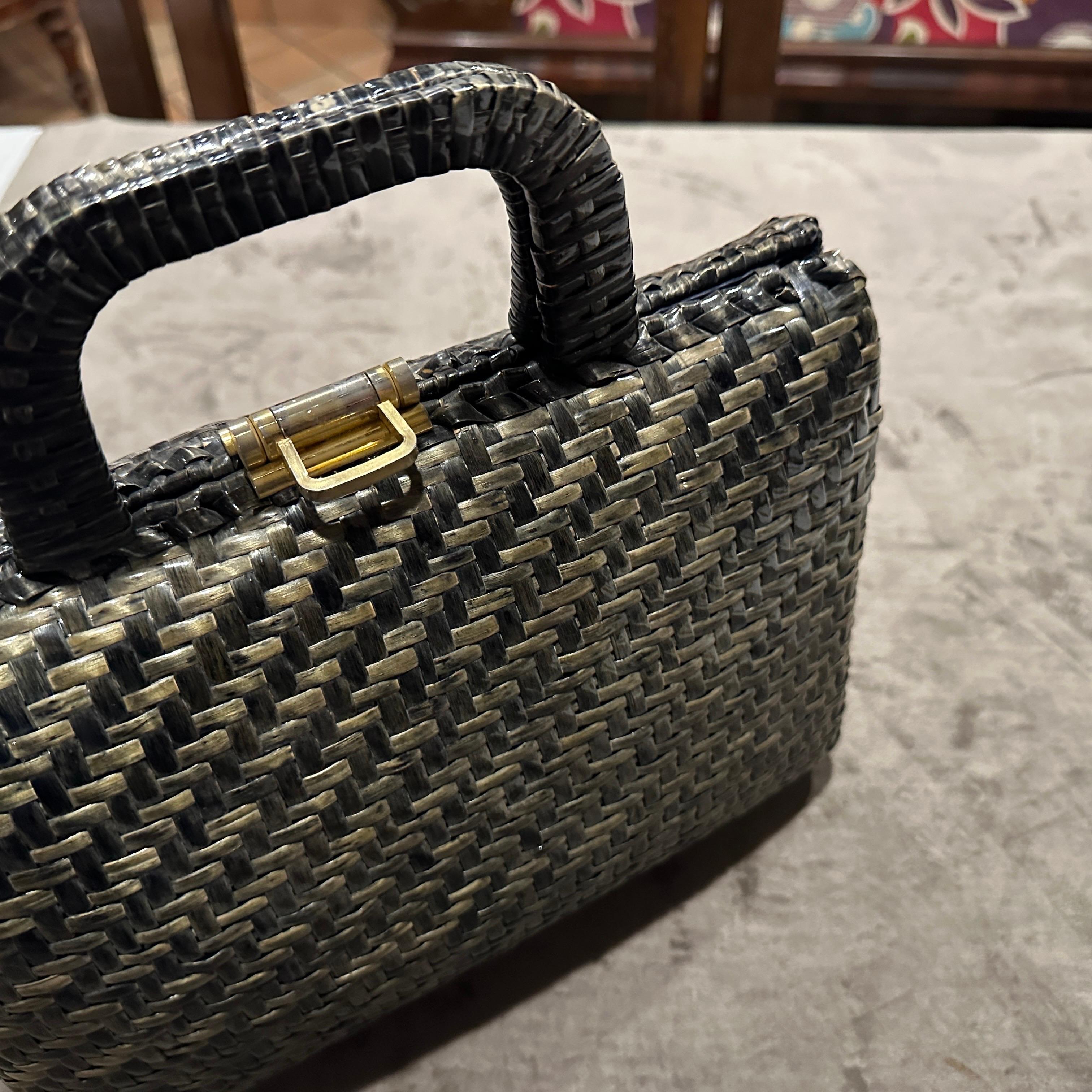 Borsa a mano italiana vintage degli anni '70 in vimini intrecciato verde e nero e ottone In condizioni ottime in vendita a Aci Castello, IT