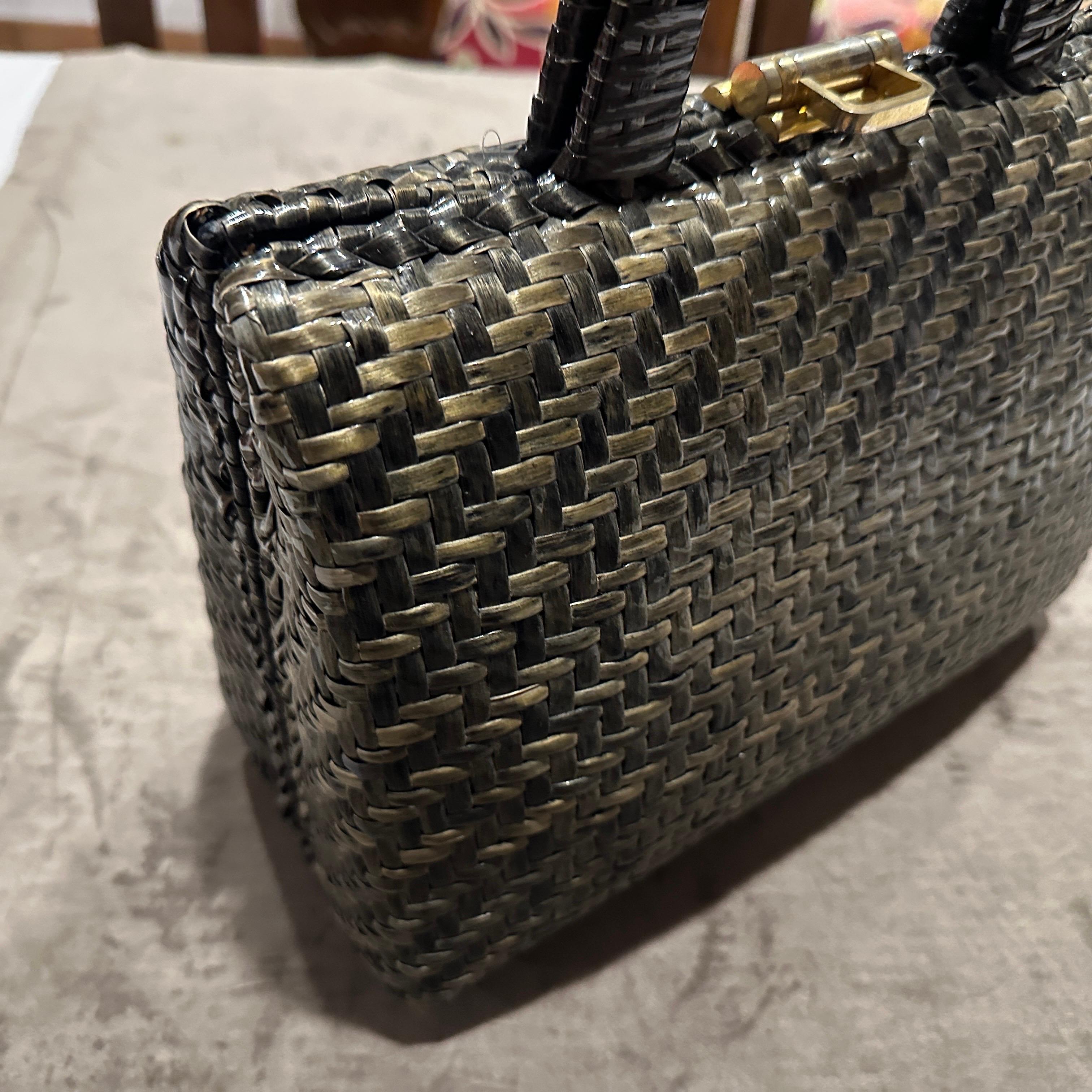 Donna Borsa a mano italiana vintage degli anni '70 in vimini intrecciato verde e nero e ottone in vendita