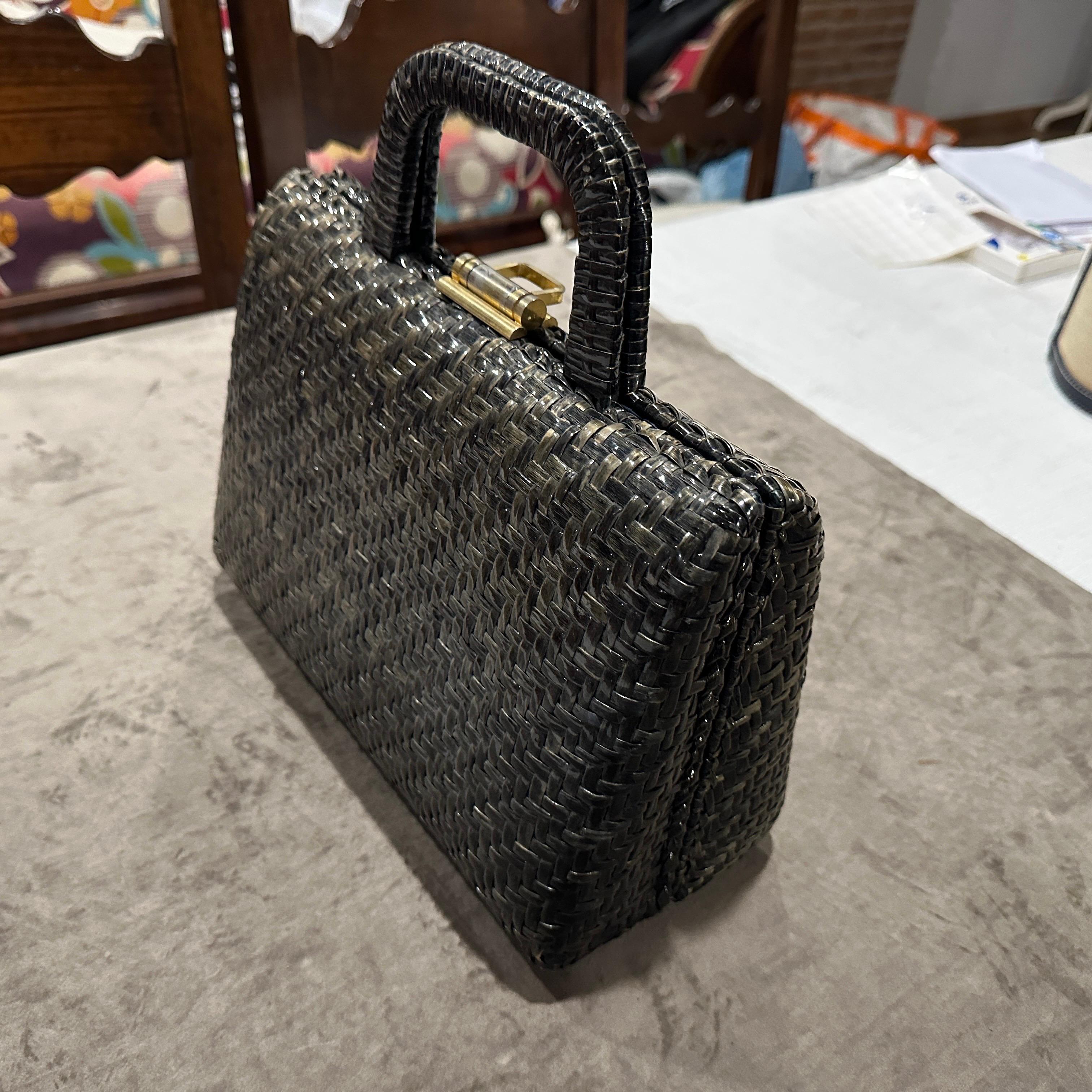 Borsa a mano italiana vintage degli anni '70 in vimini intrecciato verde e nero e ottone in vendita 1