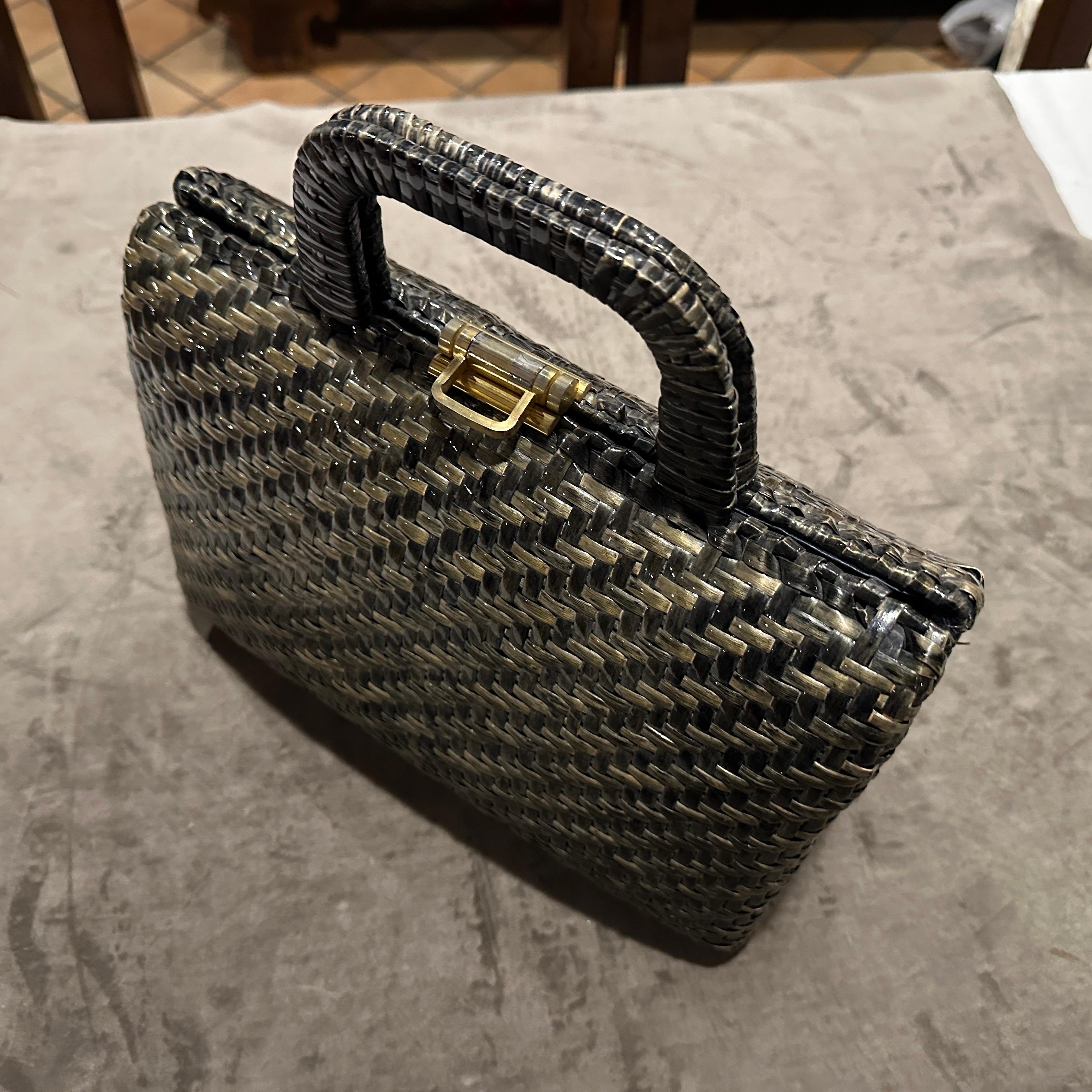 Borsa a mano italiana vintage degli anni '70 in vimini intrecciato verde e nero e ottone in vendita 2