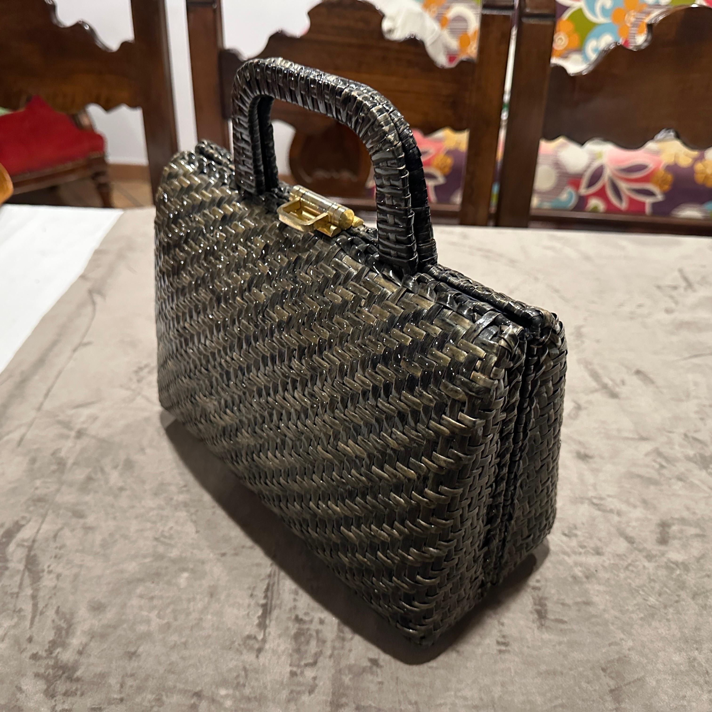 Borsa a mano italiana vintage degli anni '70 in vimini intrecciato verde e nero e ottone in vendita 3