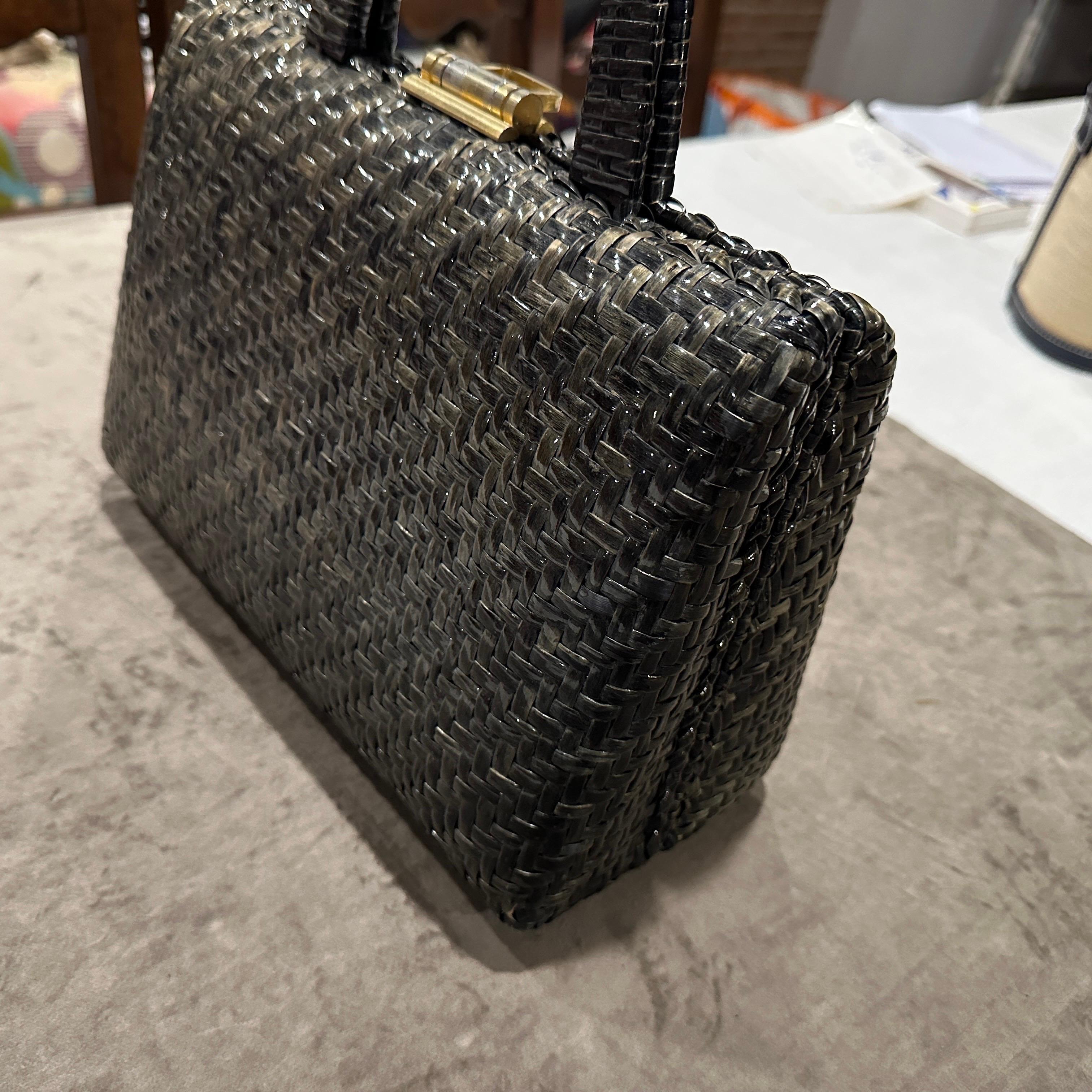 Borsa a mano italiana vintage degli anni '70 in vimini intrecciato verde e nero e ottone in vendita 4