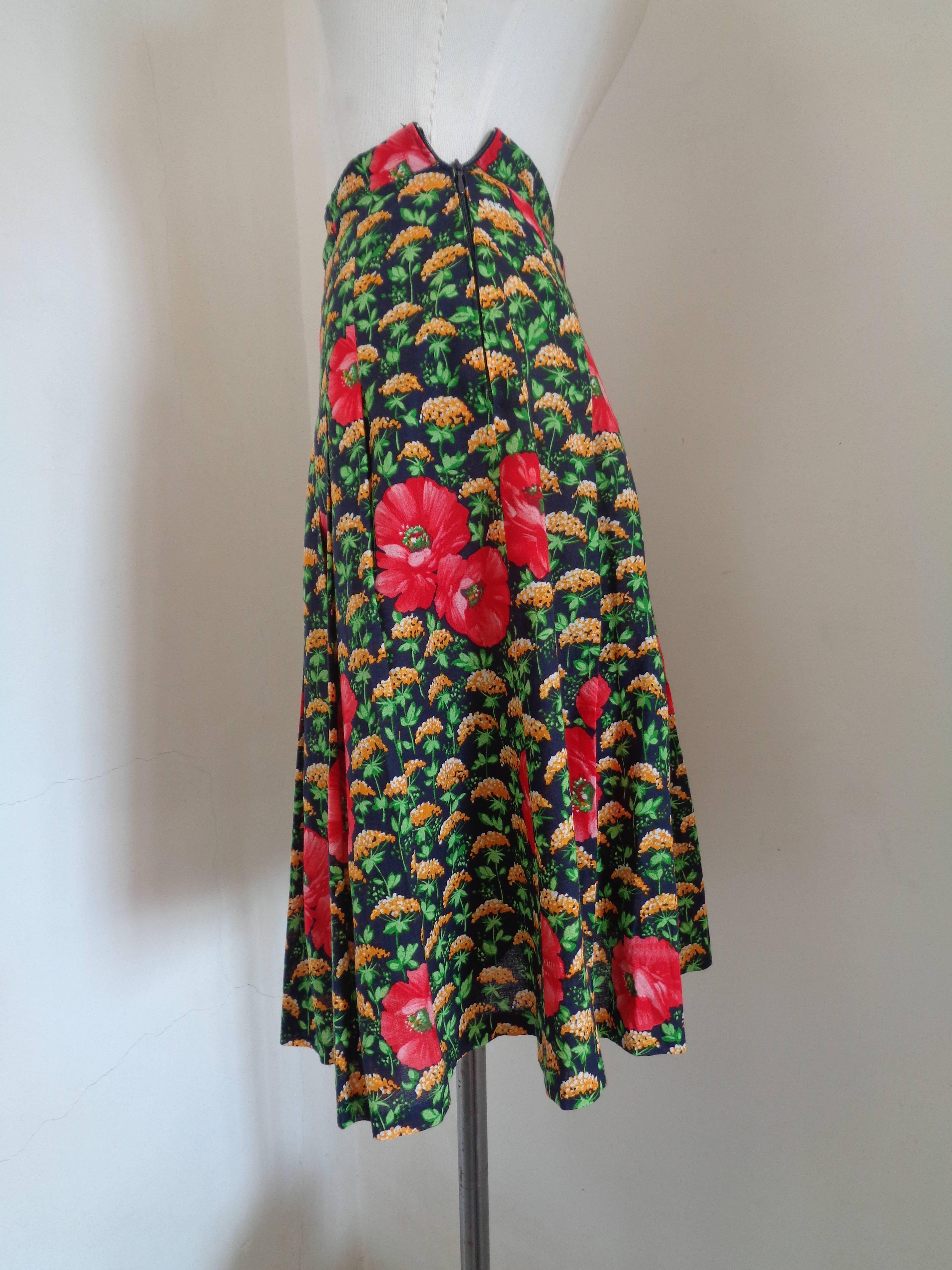 1970s Vintage Green Flowers Skirt

Totally made in italy