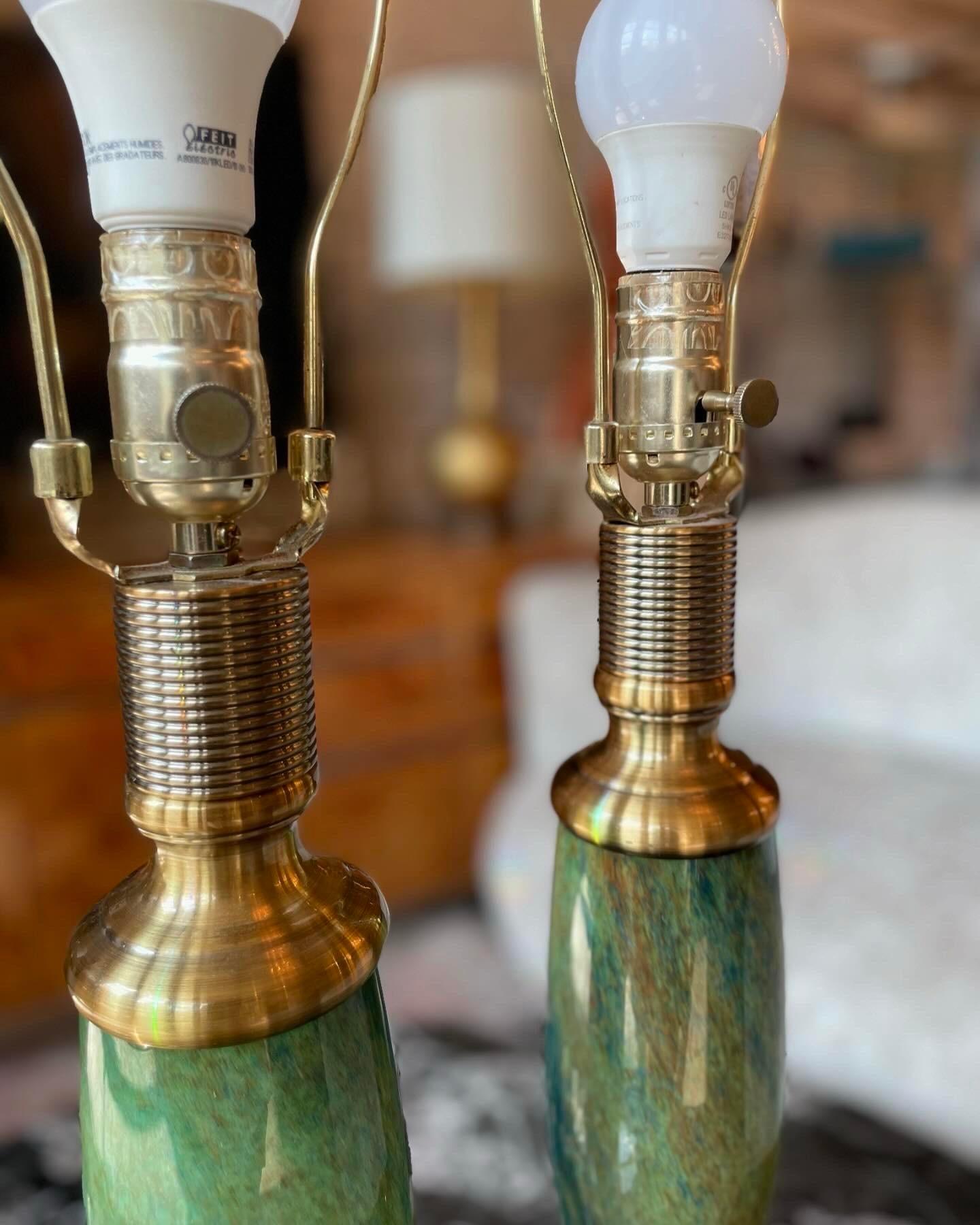 Oh, queste lampade! La base architettonica in ottone con gli accenti a spirale mi sembra un moderno egiziano. Nota anche i terminali circolari (mai visti prima). Lo smalto verde imita la pietra: queste lampade si abbinano a qualsiasi stile e a