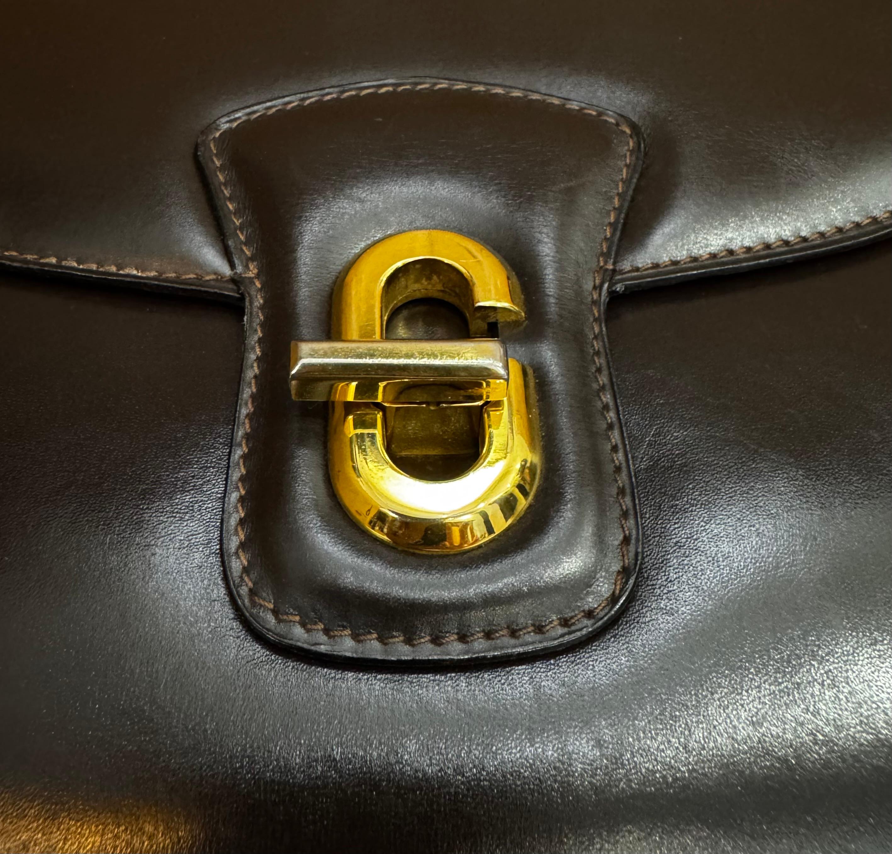 1970s Vintage GUCCI Boutique Leather Shoulder Bag Turnlock Brown For Sale 5