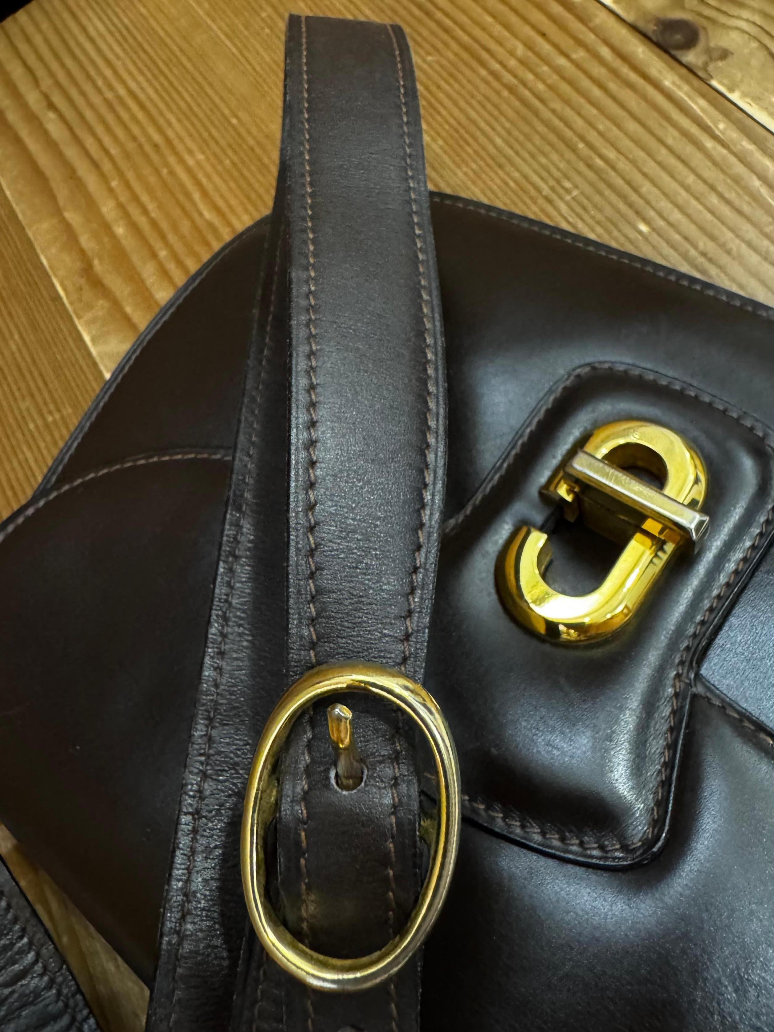 1970s Vintage GUCCI Boutique Leather Shoulder Bag Turnlock Brown For Sale 4