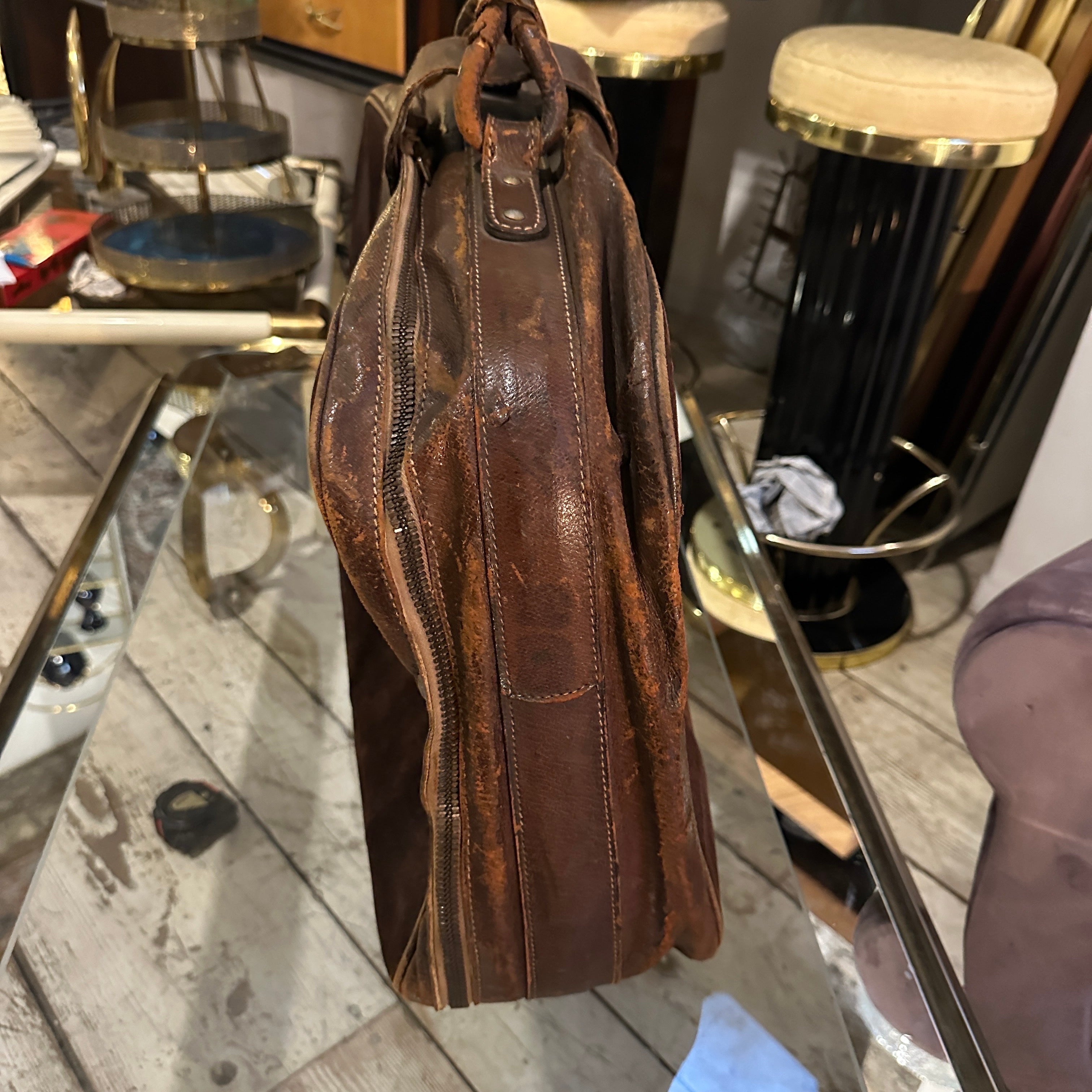 This luxurious Gucci travel bag exudes timeless elegance and sophistication, perfect for those who appreciate high-end fashion with a classic touch. Crafted from rich brown suede and accented with premium leather trims, this bag is designed to
