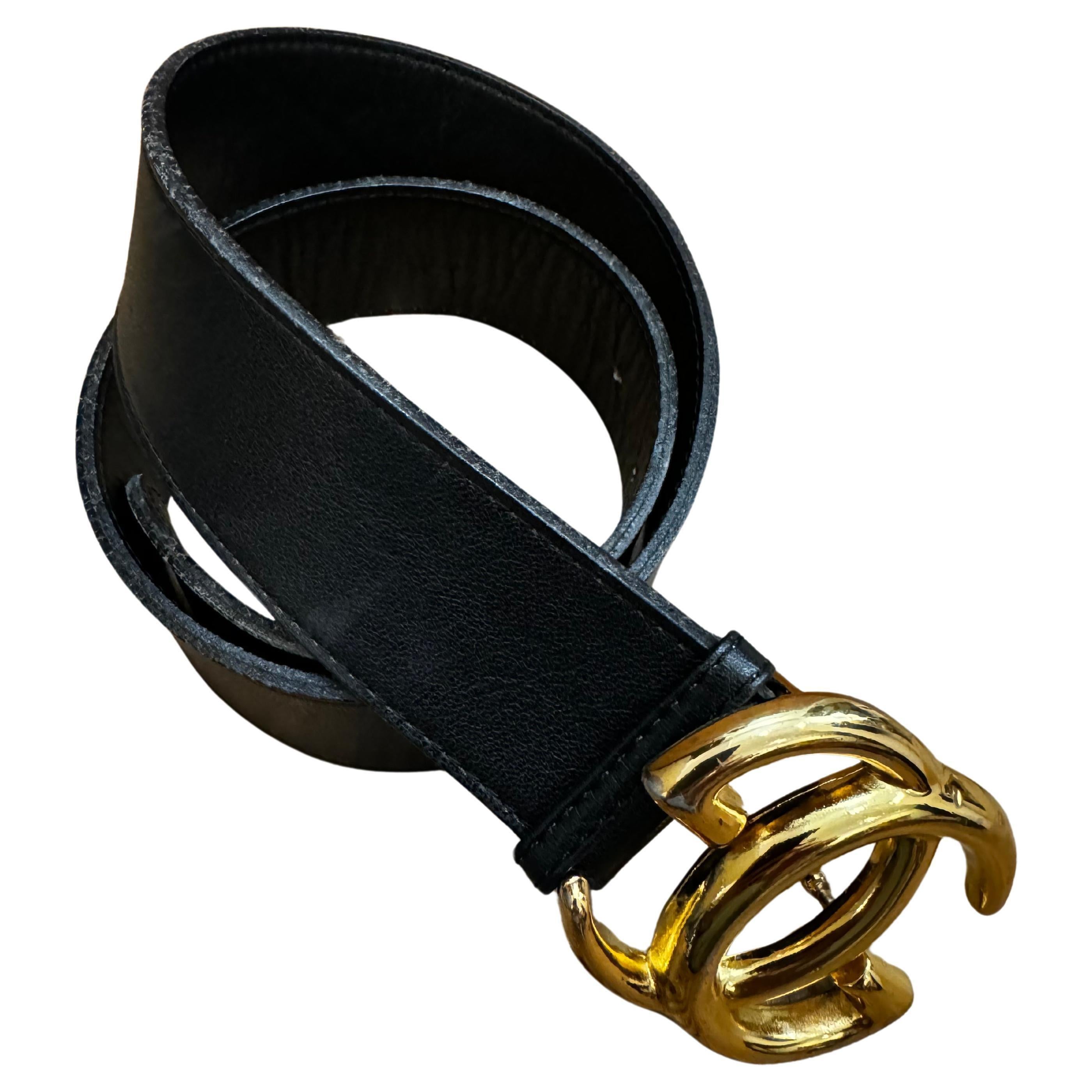 Cette ceinture vintage GUCCI est réalisée en cuir de veau grainé noir et présente une boucle GG massive entrelacée et dorée. Taille 75/30 Fabriqué en Italie. La longueur totale, y compris la boucle, est d'environ 36 pouces. Longueur ajustable de 28