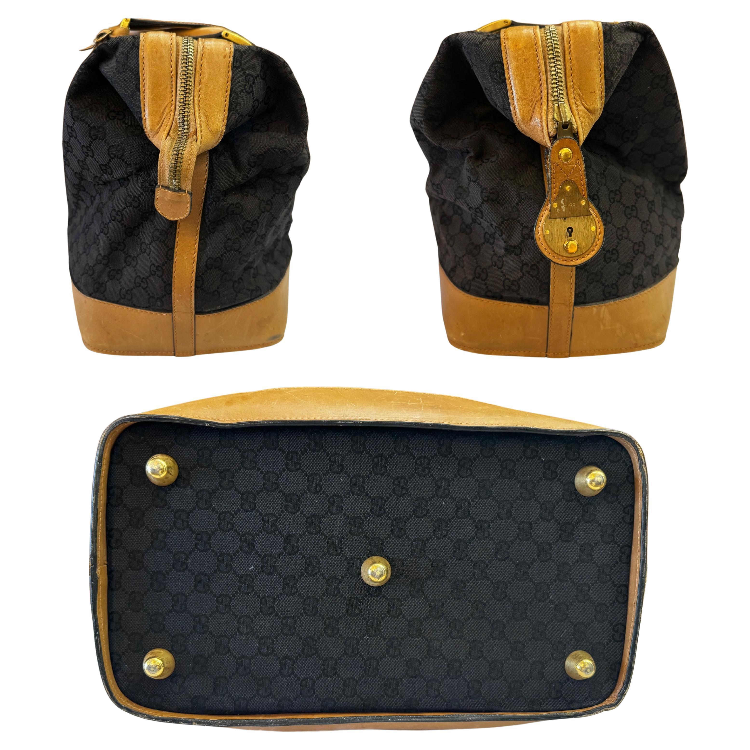 1970s Vintage GUCCI GG Monograma Jacquard Doctor Duffle Bag Unisex Negro Marrón en Bastante bueno estado para la venta en Bangkok, TH