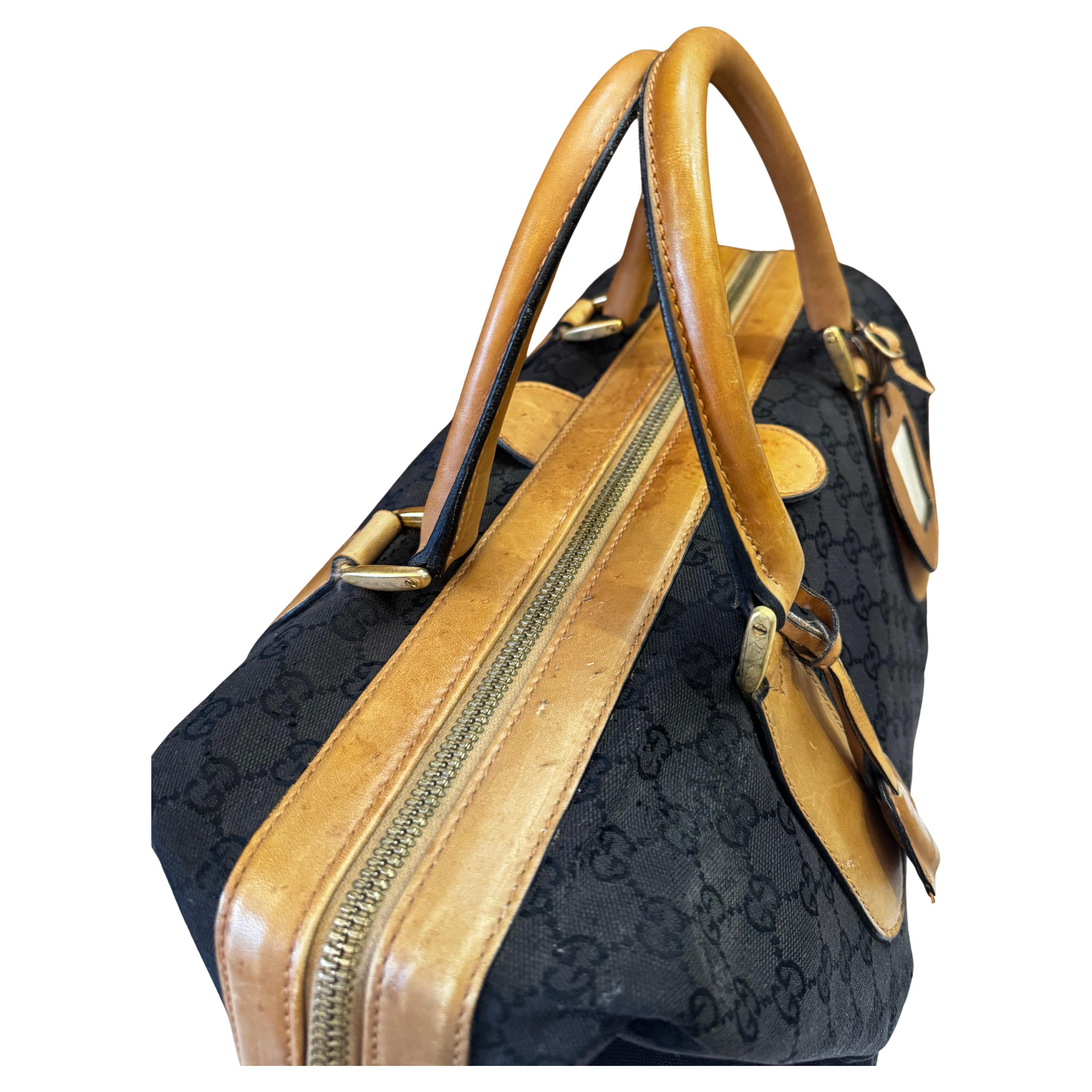 1970s Vintage GUCCI GG Monograma Jacquard Doctor Duffle Bag Unisex Negro Marrón en venta 2