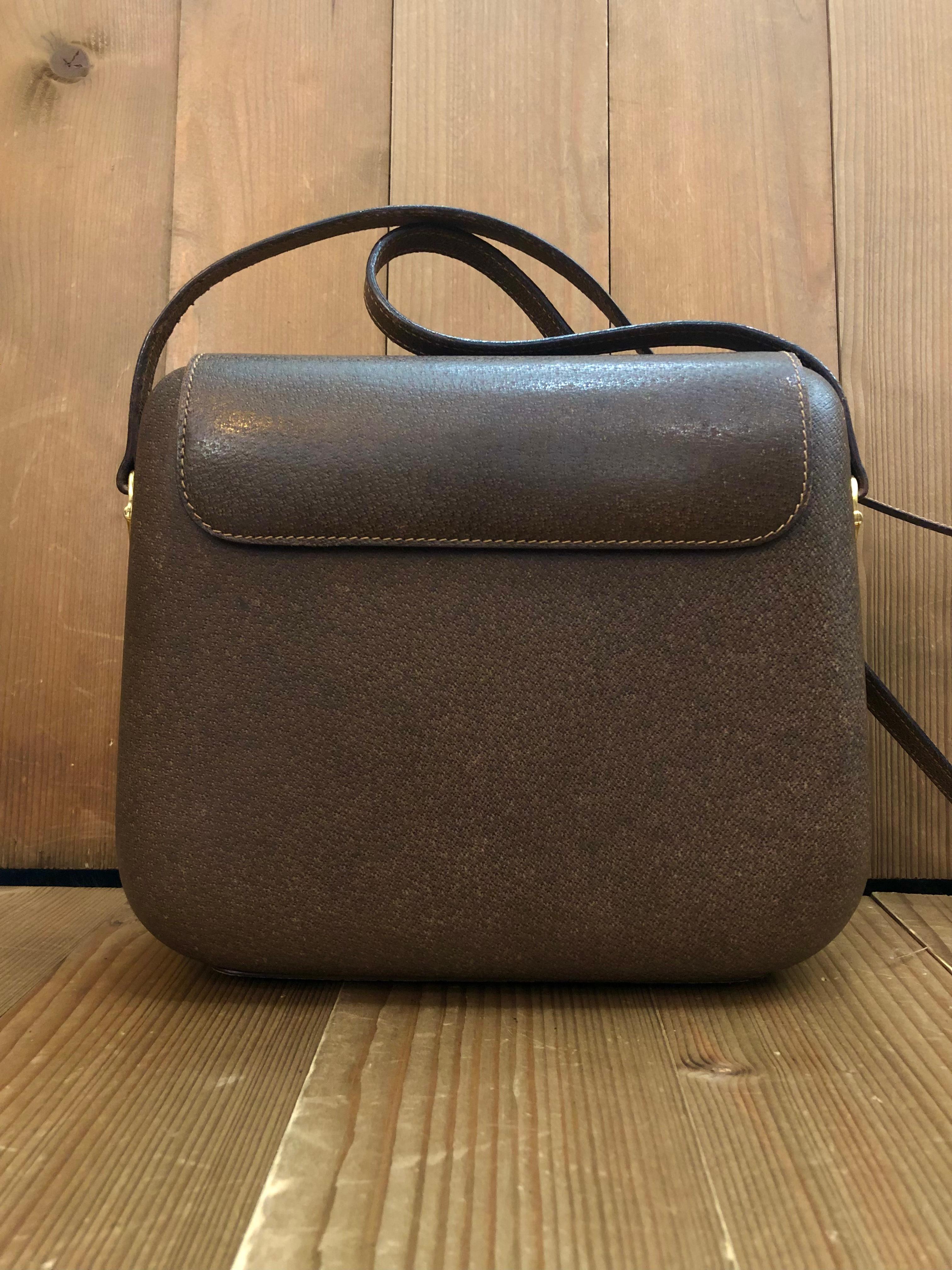 1970s Vintage GUCCI Hard Shell Leather Crossbody Bag Brown In Good Condition For Sale In Bangkok, TH