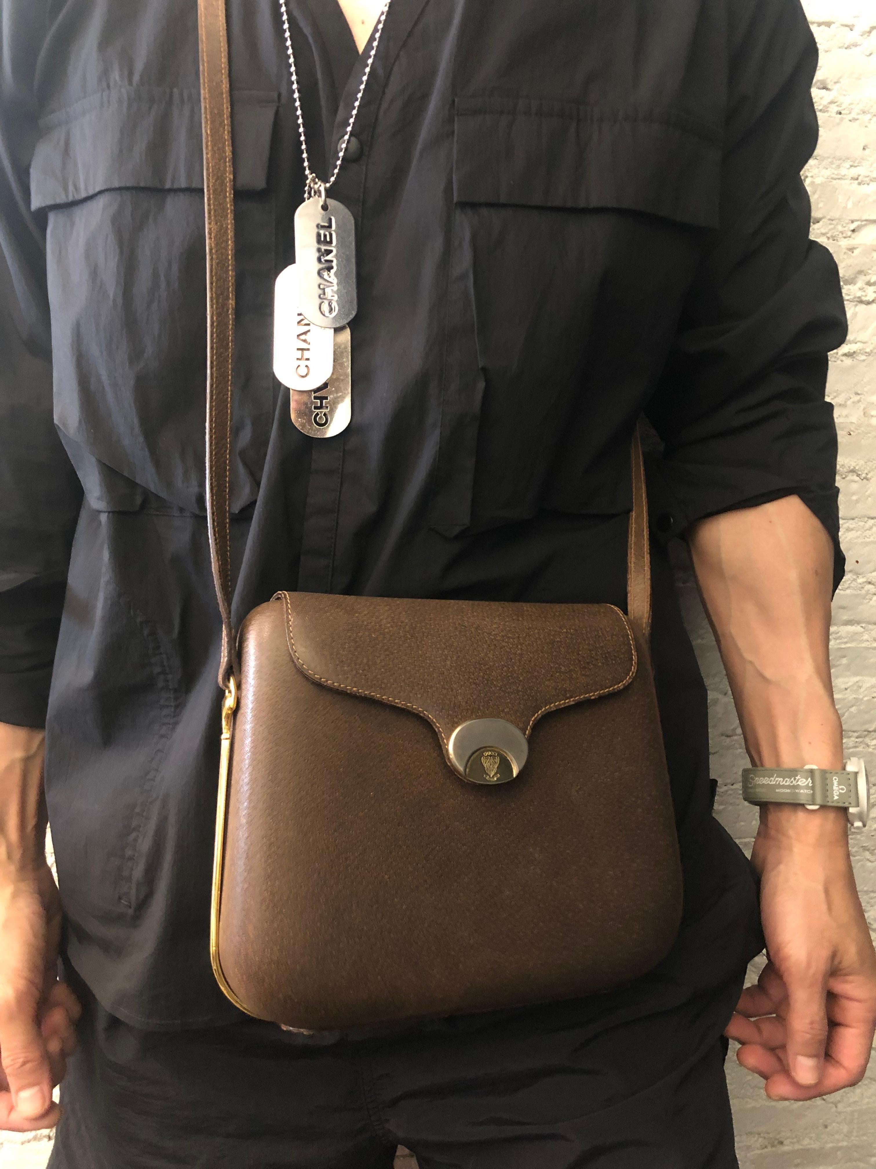 1970s Vintage GUCCI Hard Shell Leather Crossbody Bag Brown For Sale 1