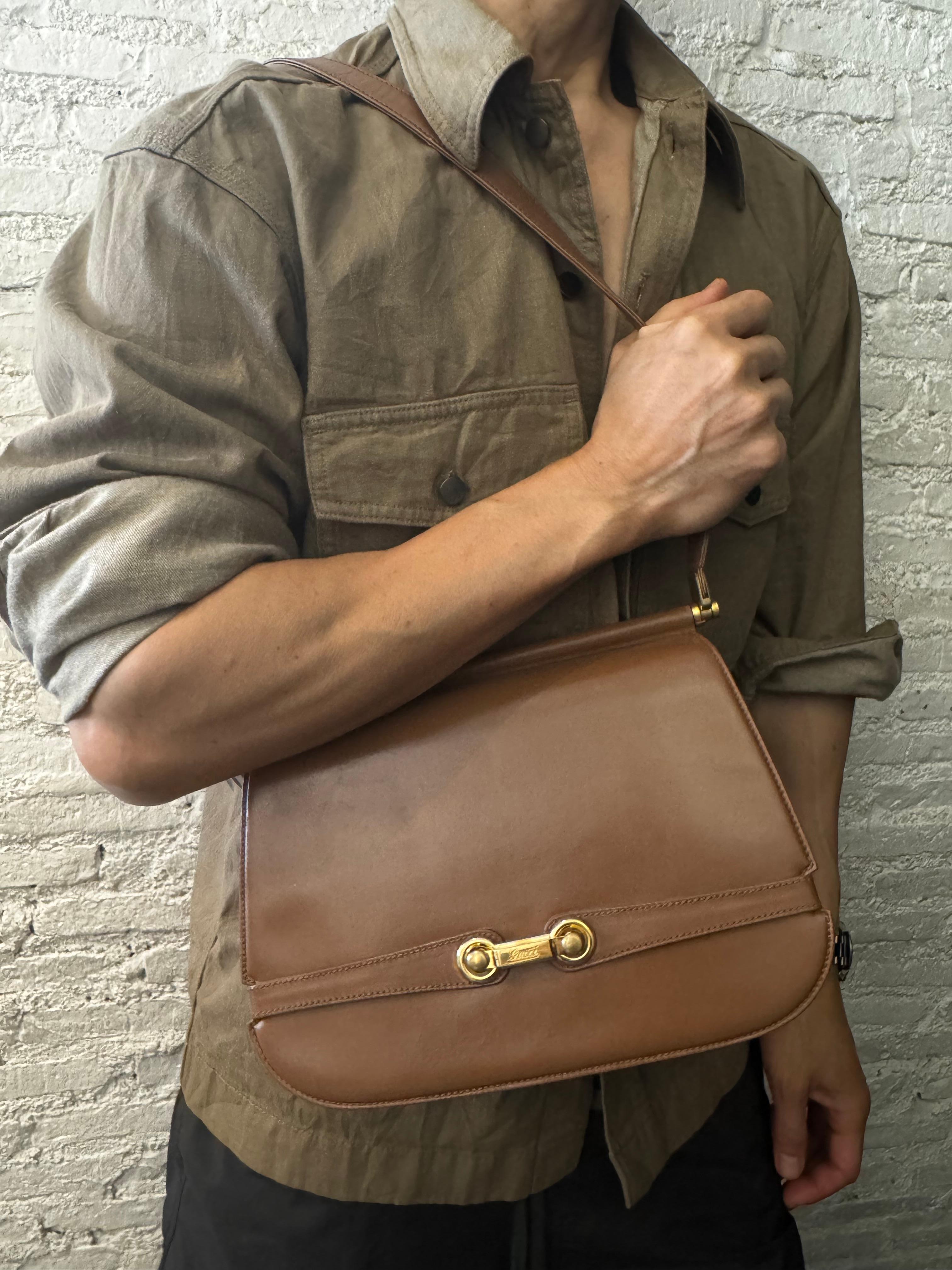 1970s Vintage GUCCI Leather Shoulder Bag Turnlock Brown In Fair Condition In Bangkok, TH