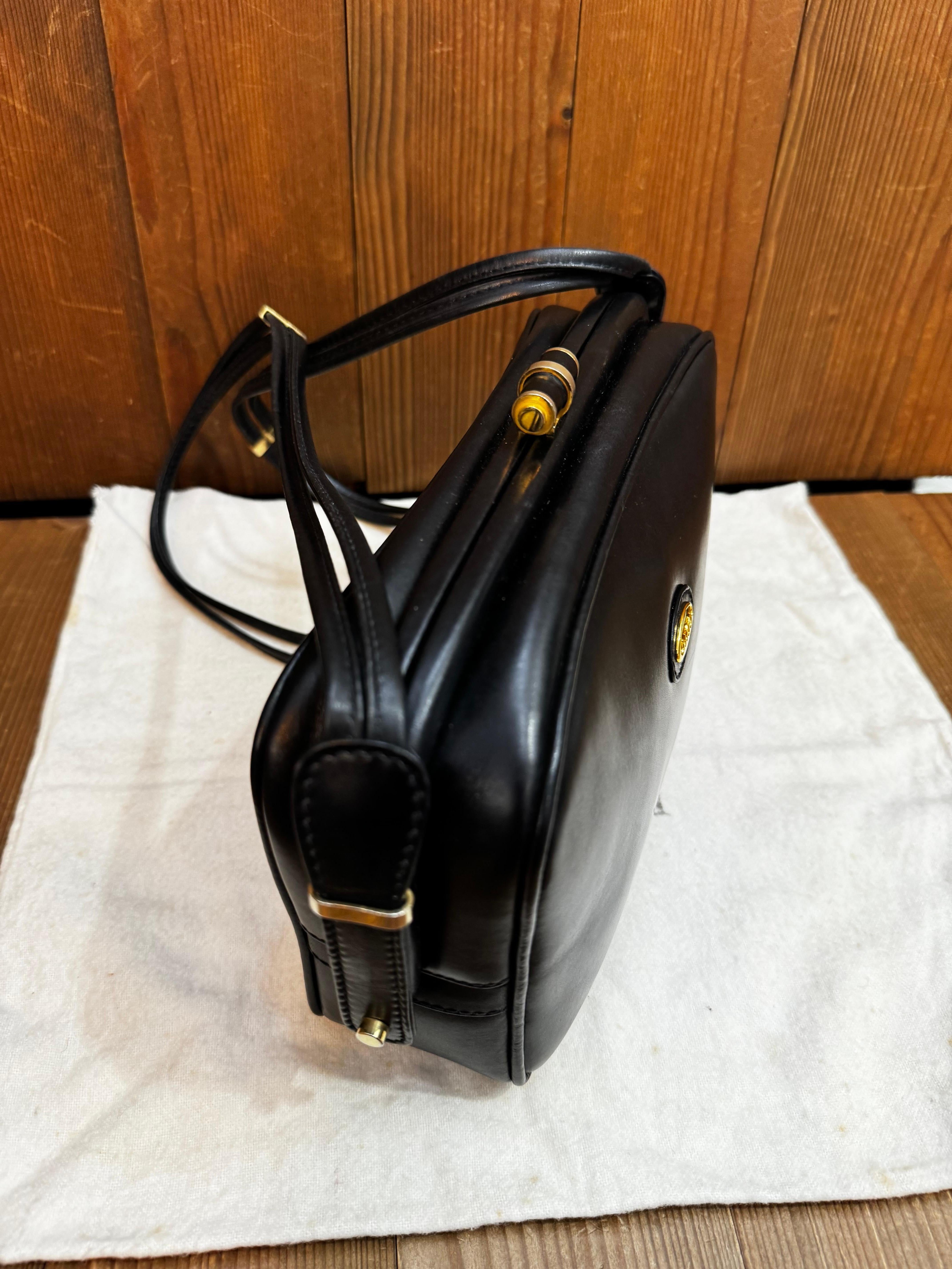 1970s Vintage GUCCI Leather Shoulder Bag Kiss-Lock Black For Sale 7
